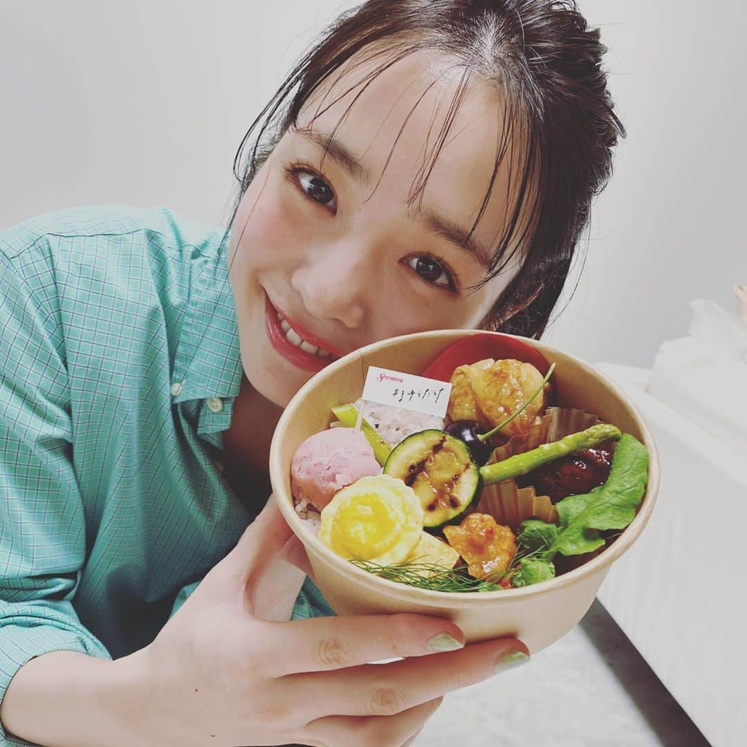 Seventeenさんのインスタグラム写真 - (SeventeenInstagram)「#まゆうだけ弁当  特別に作ってもらったよ。テンションあがるまゆう🥳  #まゆうだけ#オフショット#横田真悠#stニュース#seventeen撮影中」10月11日 20時26分 - seventeenjp_mag