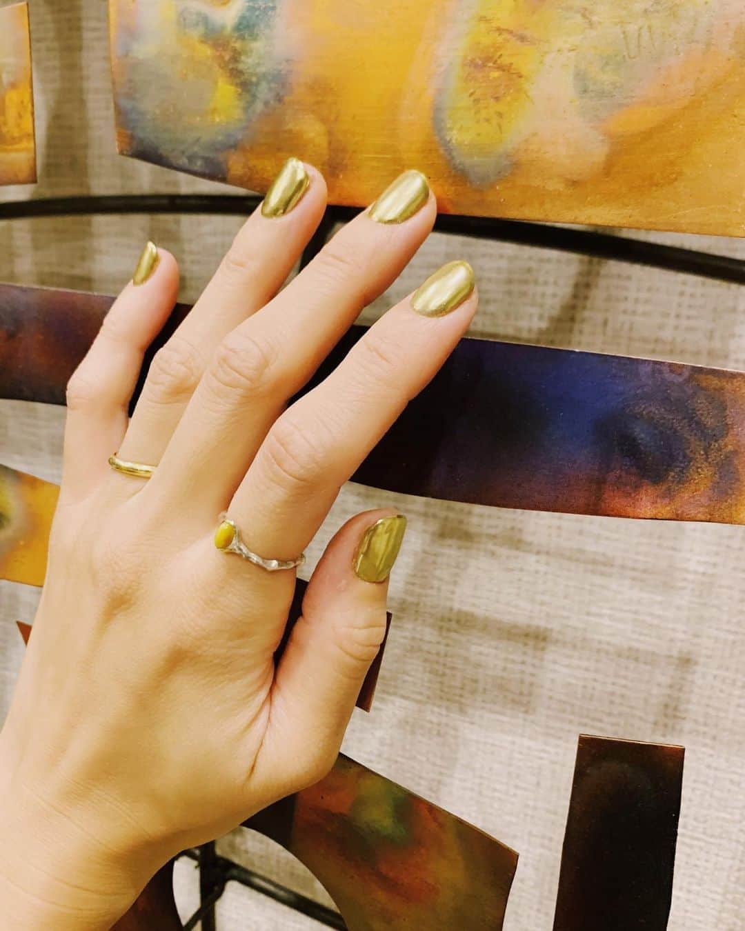 宮城舞さんのインスタグラム写真 - (宮城舞Instagram)「金運が上がりそうな ネイルにしました💅💰 というのは嘘でw アクセ感覚でゴールドネイルに してみたよ🤩 カジュアルな服が多いから映えるし リングをつけても可愛いの🥺  やってみて金運上がりそうだなと 思ったとさw  #自分の手が本当に嫌いw #newnail   @by_me_couture のリールに 詳しく載ってるよ😚」10月11日 20時26分 - mai_miyagi