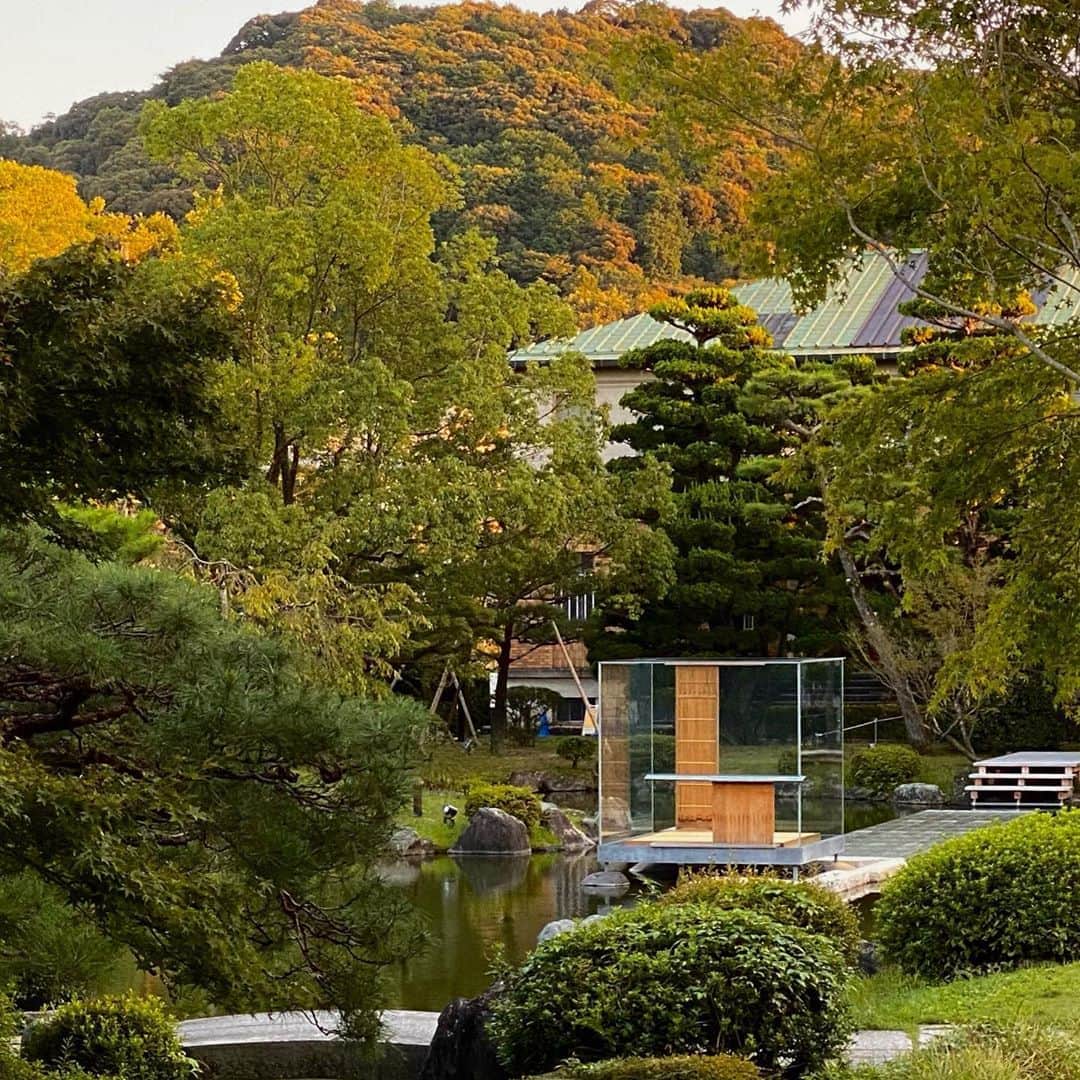 林信行さんのインスタグラム写真 - (林信行Instagram)「本物のお堂からは五条ほど北。 京都市京セラ美術館の目測で十五間ほど（=約30m）の薄暗いギャラリーに並ぶ三十三間堂の観音の写真(撮影禁止)。 この空間をもっと早く桜が咲く時期に訪れたかった。  杉本博司展 「瑠璃の浄土」のことだ。 10日前、最終日直前に、ようやく訪れることができた。  同美術館のリニューアルオープンの記念展は、珍しいカラーの大型作品や映像作品、そして杉本さんが集めた「骨董品」などで杉本流に「浄土」を表現したもの。 展覧会中盤に置かれた護王神社の模型を見つけるや、もしやと反対側に回ると、案の定、通路の高さが壁に掛けられた「Seascape（海景）」の水平線の高さにピタリと合わされていて「やはり」と笑みが溢れた(そんな杉本さんだけに、もしかしたら三十三間堂が展示されたギャラリーも、洒落で33m幅にしているのではないかと思っている。調べたら33は観音に縁のある数字らしい)。  結局、３泊の京都滞在で３回もこの展覧会に足を運び、朝、夕、昼の展覧会風景を楽しんだ。 今回の展覧会の目玉は、プリズムで分光させれた光の色を捉えた写真。 私は杉本博司の展覧会に行くたびに販売される枚数限定のポスターを買い集めてきたが、今回はさすがに終了直前で売れ残っておらず、買い逃してしまった。  その代わり(２年前、ヴェルサイユでも見た)ガラスの茶室の東に仲秋の名月があがるまさにその瞬間を見れたのは良い思い出になった。  しかし、やはり残念なのは訪れるのが、こんなに遅くなってしまったこと。 本当はこの展覧会で、杉本の描く浄土や悠久に触れた後、二条橋の対岸、細見美術館に渡って「飄々表具─杉本博司の表具表現世界」で、数寄者としての彼の表具の作品を楽しむというコースを往復で楽しみたかった。  細見美術館は、桜の時期、内覧会で訪れた。西洋と東洋、古代と現代を縦横無尽に掛け合わせた表具には、杉本博司の数寄者としての魅力が溢れていた。  こちらの展覧会も、これから緊急事態宣言という直前での内覧会で、不用意に外出や京都訪問を促すのもふさわしくない気がして、結局、投稿するチャンスをずっと逃してしいた。  このやる瀬なさ、なんとも2020年らしい。  さて、その2020年は、私がテクノロジー系の執筆者として身を立ててからちょうど30年目の節目でもある。  最初はテクノロジーが人々に豊かさをもたらす、つまり浄土のような世界へと導いてくれると楽観的に信じて邁進してきた。 しかし、実際には穢土（えど＝浄土の反対。煩悩に汚染されている衆生が住む地）を招いているのを日々、強く実感している。  幸運にも、私はこの三十年、テクノロジーを盲信し、ただ讃えてきたわけではないし、軸足もテクノロジーそのものよりも、それが人々の暮らしや社会にどのような影響を与えるかに置いてきた。 そのため、テクノロジーだけでなく、それが地域や産業にもたらす変化やアートなどへの影響も取材をつづけてきた。 しだいに、自分が興味があるのは、テクノロジーではなく、「理想の未来」だと気がついた頃からは、次第にデザインやアートの取材を増やしていった。できたばかりの森美術館で開催した杉本博司展「時間の終わり」で「Seascape」に込められた悠久へのまなざしにしびれて、最初の杉本展のポスターを買い、BRUTUSの特別号を買いため、「苔のむすまで」をはじめとする杉本博司の著書を買い集め、一気にアートへの傾倒が進んだのは今から15年前の2005年のこと（この展覧会には少なくとも十回は足を運んだ）。 　それ以来、いろいろな美術展に足を運び、いろいろと新たなお気に入りのアーティストも生まれたが、今なお杉本博司氏は、私の中で別格のアーティストで、大きな影響を受け続けている。  　「新しいものを生み出すこと」だけが未来づくりではなく、「未来に向けて何を遺すかを見極めること」も大事な未来づくりという最近の私の行動指針もあきらかに杉本氏の影響で芽生えてきたものだと思う。  　その後は、東京はもちろん、New Yorkやヴェルサイユにも足を運んで杉本博司展を見てきたし、ちょうど森美術館の展覧会の頃から話を聞いていた「江之浦測候所」にも何度も足を運んだ。 　今週はその江之浦測候所ができてちょうど３年目。杉本氏の新著「江之浦奇譚」も発刊された。  残念ながら、プリズム作品のポスターは入手し損ねたが、杉本作品との出会いをつくってれくた森美術館で買った「REVOLUTION」（と「POLAR BEAR」）のポスターは、今でも書斎のパソコンの真後ろに圧倒的な存在感で鎮座しており、闇雲ではない未来へのまなざしを思い出させるのに一躍買ってくれている。  #京都市京セラ美術館 #瑠璃の浄土 #杉本博司 #細見美術館  #飄々表具」10月11日 20時28分 - nobihaya