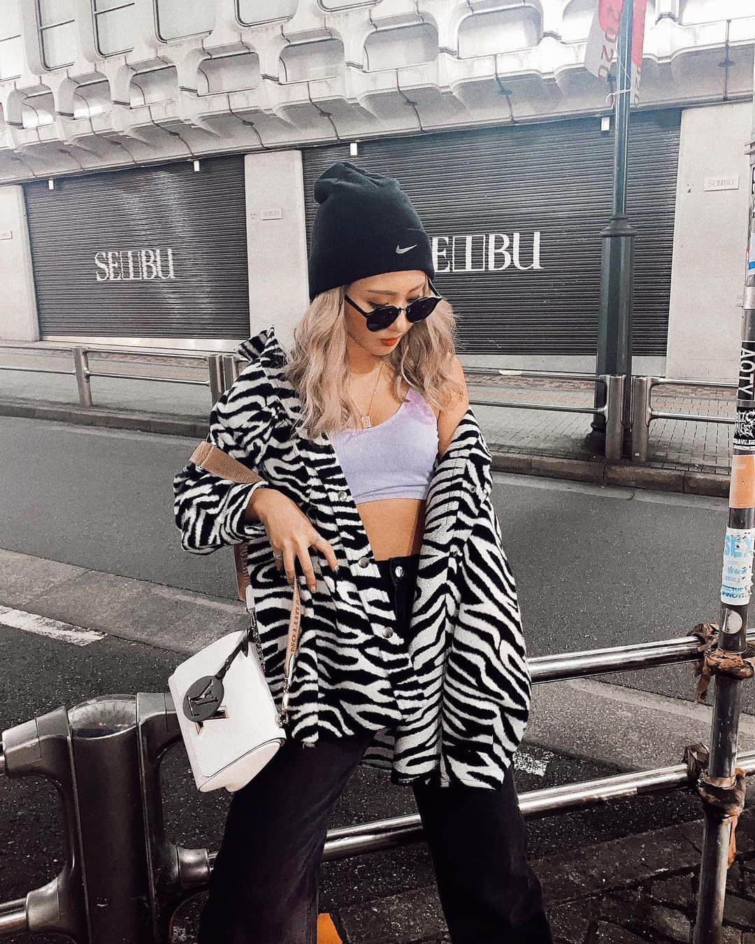 のインスタグラム：「. 私のzebra好きはとどまることなく そろそろシマウマになれそうです🦓🔥 . @shaggie_official のzebraアウターは ZOZOで1,000円OFFクーポンでてたから 買うならいまがチャンス🔥🔥 . #shaggie#shaggie_ootd#zebra#fashion#code#ファッション#コーデ#ゼブラ#アウター#秋コーデ#ナイキ#NIKE#ナイキコーデ#ルイヴィトン#louisvuitton#ビーニー帽#サングラス#海外ファッション#外国人風#外国人風カラー#ハイトーン#ハイトーンカラー#エイチアンドエム#カジュアルコーデ#ストリートコーデ#プチプラファッション」