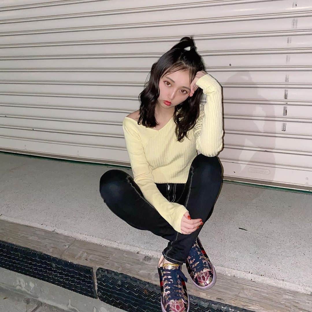 のインスタグラム：「前髪あっぷしてたよ☺️  #前髪#ミディアムヘア#黄色トップス  #イエロートップス#きいろ #フォロワー募集中 #名古屋#おでこ#おでこ広い  #スキニー#スキニーコーデ #azul #名古屋サロンモデル」