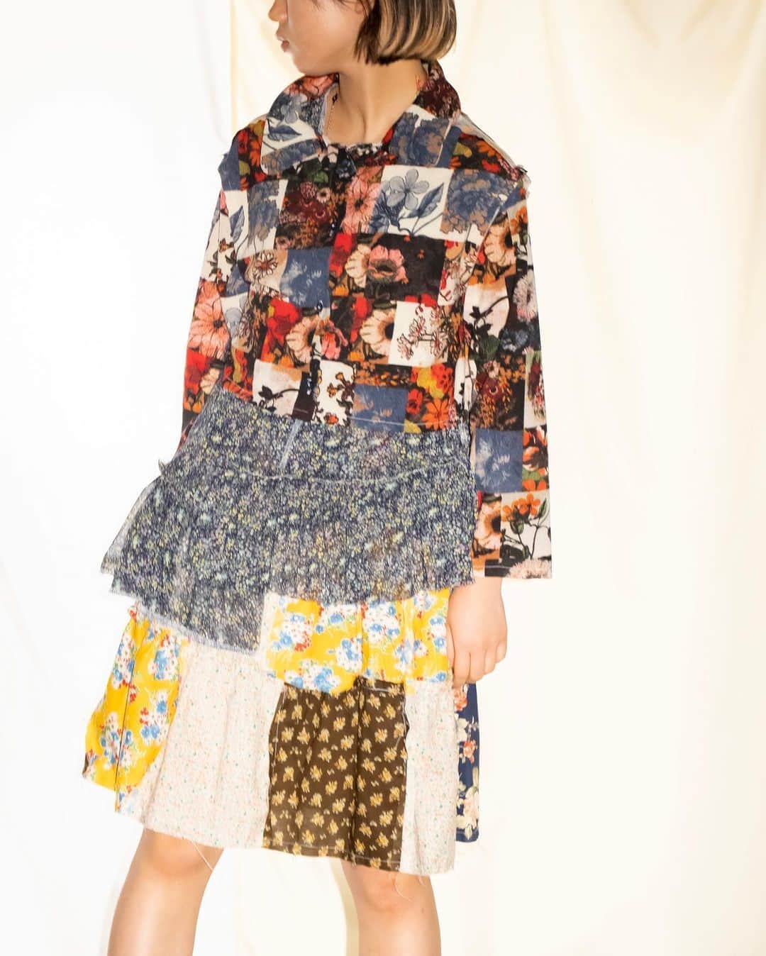 のインスタグラム：「【コレクション】小林裕翔による「ユウショウ コバヤシ（Yusho Kobayashi）」が、2021年春夏コレクションのショーを開催しました。映画「レディ・バード」や「はちどり」に影響を受け、反抗期を表現した「lost」をテーマに設定。ネックレスのモチーフをノートや安全ピンにすることで“誰にでもある反抗期“を表しました。ショーでは、ステッチを配したシャツやギンガムチェックのセットアップ、タイダイ染めのワンピースなどでスタイリングした全20ルックを、パーカッション奏者としても活動するアーティスト角銅真実による鉄琴の演奏に合わせて披露しました。 @yushokobayashi」