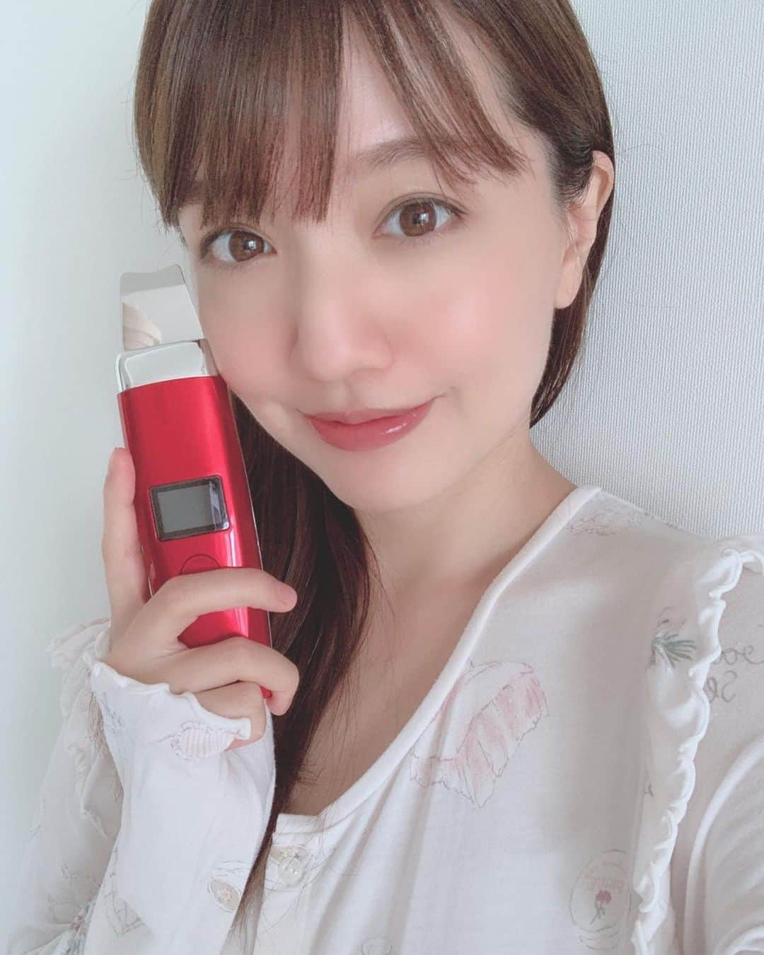 赤松麻里菜のインスタグラム：「週末はゆっくりスキンケアできる時間があるから嬉しい🧖‍♀️♡ 今週は平日主人の在宅がなかったから疲れた…💀 前はこれが当たり前だったなんてなあ🤭 ・ 最近使い始めた @roserine_official の毛穴美顔器💠 この週末はピーリングモードに加えてモイストモードも試してみました🙌 お風呂上がりにいつも通り化粧水、乳液、美容液を塗って、その上から2分間お肌にあてるだけ⏰ 手で塗るのと比べて17.3倍美容液が浸透するらしい😂 ピーリングモードと合わせて使ったらお肌が滑らかもちもちで嬉しい🙈♡ ・ 来週末はEMSモードを試してみようかな💋 #ロゼリーヌ #アクアリフトピーリング #ピーリング #おうち美容 #おこもり美容 #おうちエステ #美顔器 #毛穴美顔器 #毛穴ケア #毛穴の黒ずみ #毛穴の開き #毛穴レス #毛穴洗浄 #毛穴対策 #リフトアップ #リフトアップ効果 #モイスト #女の子ママ #スキンケアマニア #pr #スキンケア用品 #スキンケア紹介 #スキンケア好き #ママリ #ママライフ #美顔器効果」