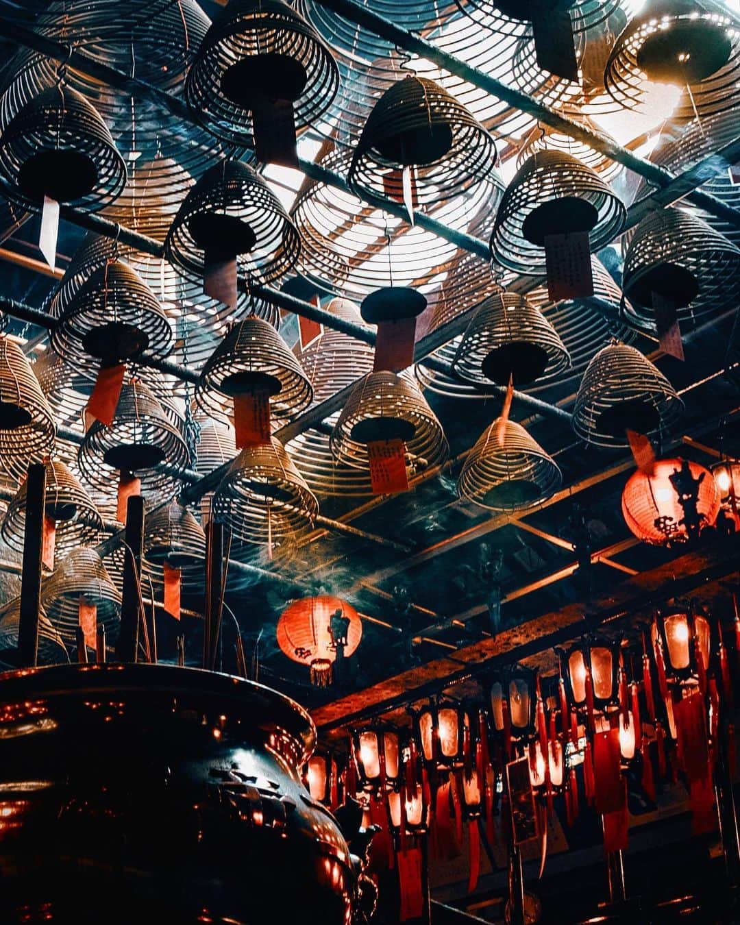 のインスタグラム：「The sun always shines on us ✨  文武廟 Man Mo Temple 🇭🇰 いつも有難うございます。  #hayamihannah  #Picsofhk #香港 #Sonyimagegallery  #discoverhongkong #instameethk⁠ #awesomehongkong  #hongkongphotography⁠ #unlimitedhongkong  #exploringhongkong⁠ #hongkongstreets  #hongkongnight  #hongkong  #hongkonglifestyle #Hongkonginsta  #hongkongstreetphotography⁠ #visualhongkong  #reframinghk  #travelphotography  #sonyimages #moodygrams⁠  #Adorama  #way2ill #yourshotphotographer  #localiiz  #HongKongGuide #TimeOutHK #capitalshooters  #Cityphoto_HongKong #Monstermoods」