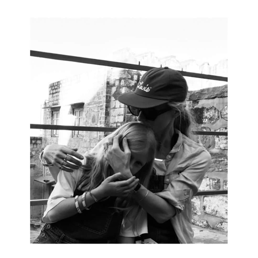 ローラ・ベイリーさんのインスタグラム写真 - (ローラ・ベイリーInstagram)「"Another world is not only possible, she is on her way. On a quiet day, I can hear her breathing."   Arundhati Roy  International Day of The Girl @savechildrenuk ❤️」10月11日 20時42分 - laurabaileylondon