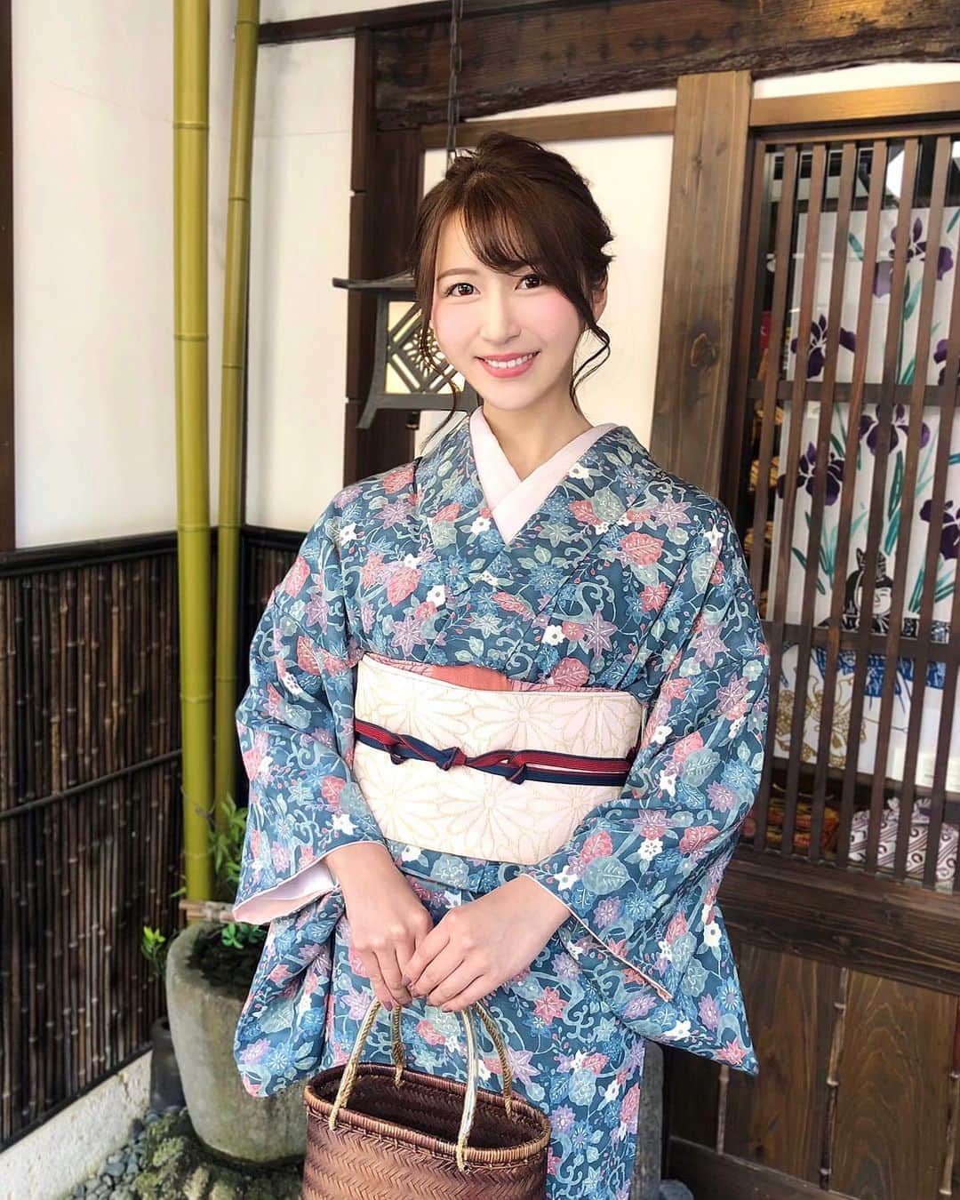 のインスタグラム：「🍁⛩🇯🇵🧡 Dazaifu Tenmangu Shrine!💕 太宰府天満宮をてくてく🐾 . いつかの思い出picです😊♡ . お仕事でアンティーク着物を 着させていただいたときの👘💘 優しい色合いがとてもお気に入りでした✨ . いろいろ食べ歩きして楽しかったなぁ😋 . . 以前は載せていなかった ヘアアレンジを3枚目に載せておきます💐 . . . お着物が心地良い季節になったので🍂 そろそろ、大好きな京都へも 行こうかなぁと思っています…♪ . . . #太宰府天満宮 #太宰府 #dazaifu #dazaifutenmangu #福岡 #福岡県 #福岡旅行 #食べ歩き #カフェ巡り #梅ヶ枝餅 #スターバックス #スタバ #お散歩 #てくてく #着物ヘア #着物 #着物コーディネート #着物女子 #アンティーク着物 #和服 #お着物 #fukuoka #fukuokapics #shrine #japan #memories #思い出 #振り返り」