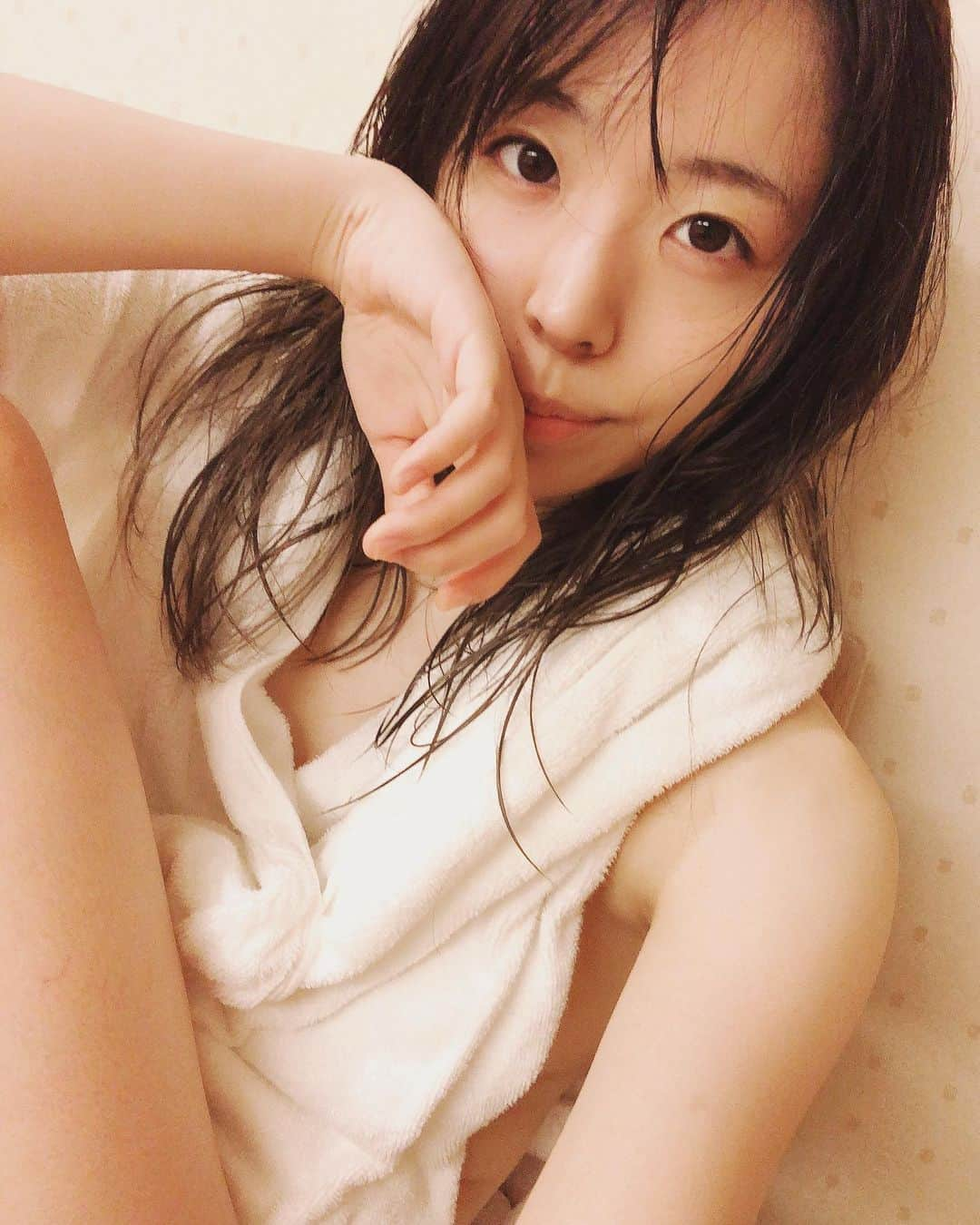 藤川菜緒さんのインスタグラム写真 - (藤川菜緒Instagram)「お風呂上がり🛁💕  #お風呂上がり　#濡れ髪　#nighttime #夜時間　#すっぴん　#ノーメイク」10月11日 20時44分 - nao_fujikawa02