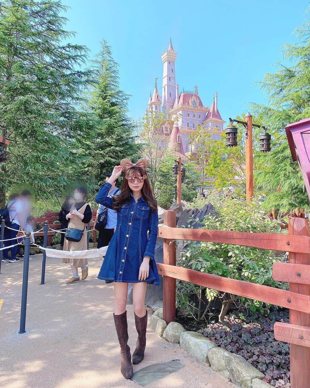 Isakoさんのインスタグラム写真 Isakoinstagram 美女と野獣エリア この前のディズニーコーデ この日はとってもいいお天気で すごくいい写真が撮れました 美女と野獣の新エリアに合わせて 町ベル コーデっぽくデニムワンピースの コーディネートです