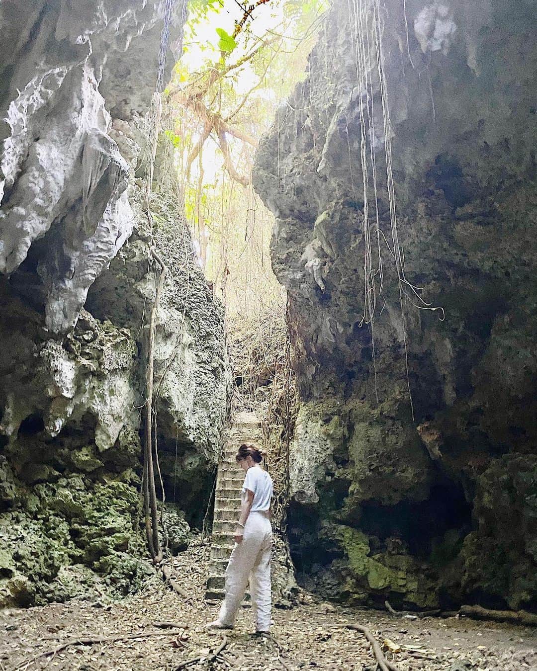 生駒幸恵のインスタグラム：「龍が居ると言われてる ヌドクビアブ🐉🌳 深さ22Mもある大きな大きな洞窟です。  パワースポットとのことで久しぶりに念願の来島でいけたけど、 個人的には恐怖のが大きかった🥺パワーもらえたかな🔮  足元滑るのでビーサン注意です⚠︎  #ヌドクビアブ #宮古島 #miyakojima #伊良部 #伊良部島」