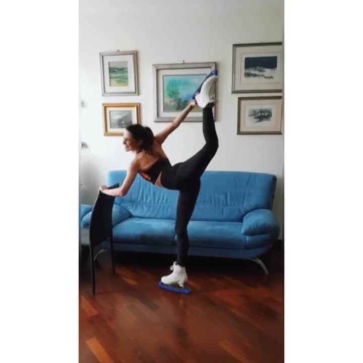 のインスタグラム：「Quando mi chiedono se mi manca pattinare🤷🏻‍♀️⛸ #parquetIStheNEWghiaccio  #casaIStheNEWpista #deformazioneprofessionale #eimieipiediRINGRAZIANO @adidasita   @tatiana.kapustina83 👩🏻‍💻♥️ Edit @pietrocivera」
