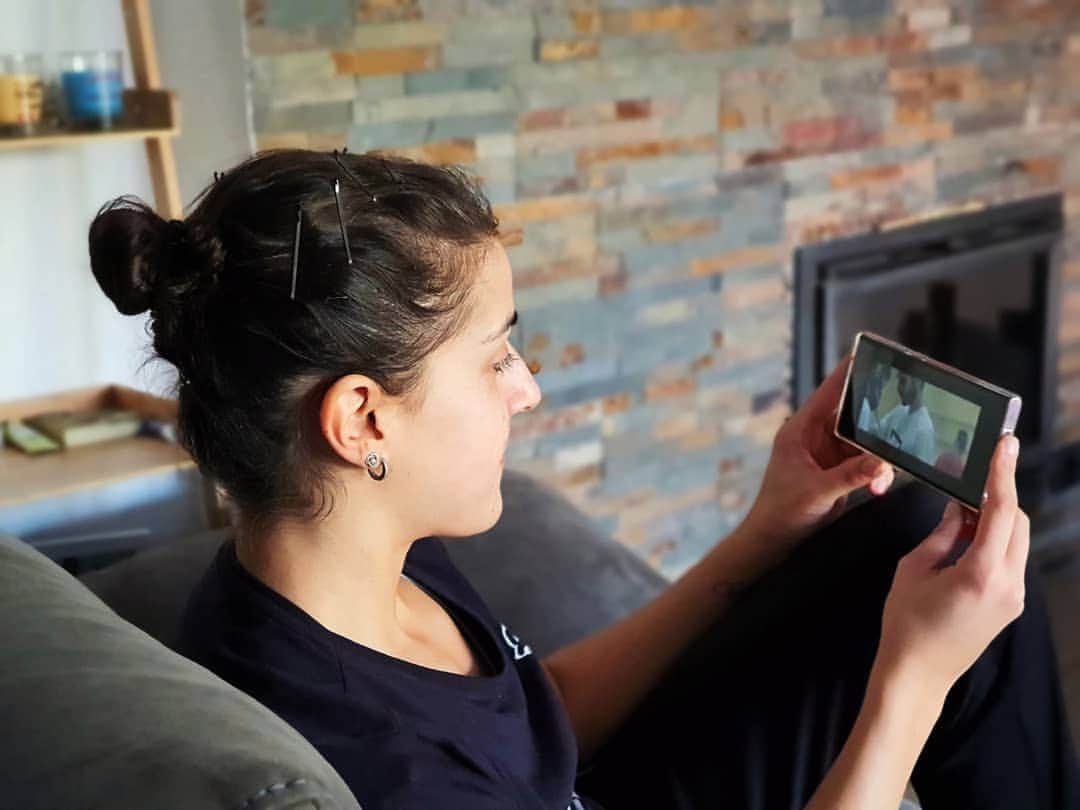 キャロリーナ・マリンのインスタグラム：「Relax antes de la tormenta! 🏸🇩🇰 Y aprovechando la pantalla del #GalaxyNote20 para ver una vez más #PuedoPorquePiensoQuePuedo 🙈  #TeamGalaxy #somosSMARTgirl」