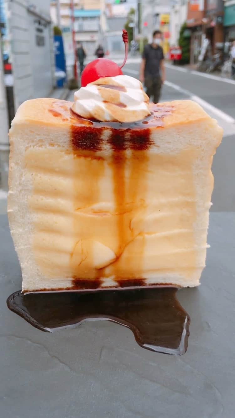 のインスタグラム：「ペリカンさんの厚切り食パンを使用したプリンパン🍞🍮 . 詳しくは#りんりん三軒茶屋グルメまとめ　#りんりんプリンまとめ . #三軒茶屋カフェ#三軒茶屋グルメ#三軒茶屋ランチ#カフェ#東京カフェ#東京カフェ巡り #プリン#コーヒーアンドトースト#パン #パン屋 #池尻大橋」