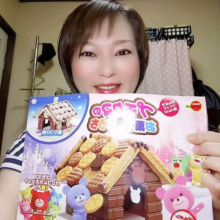 五十嵐サキさんのインスタグラム写真 - (五十嵐サキInstagram)「お菓子の家🏡  #お菓子の家 作りに #挑戦 してみました😄 #不器用 さ全開 #衝撃の結末 #youtube #五十嵐サキちゃんねる   #来週 から #九州#ezofukuoka に出演 #五十嵐サキ」10月11日 20時55分 - saki_igarashi