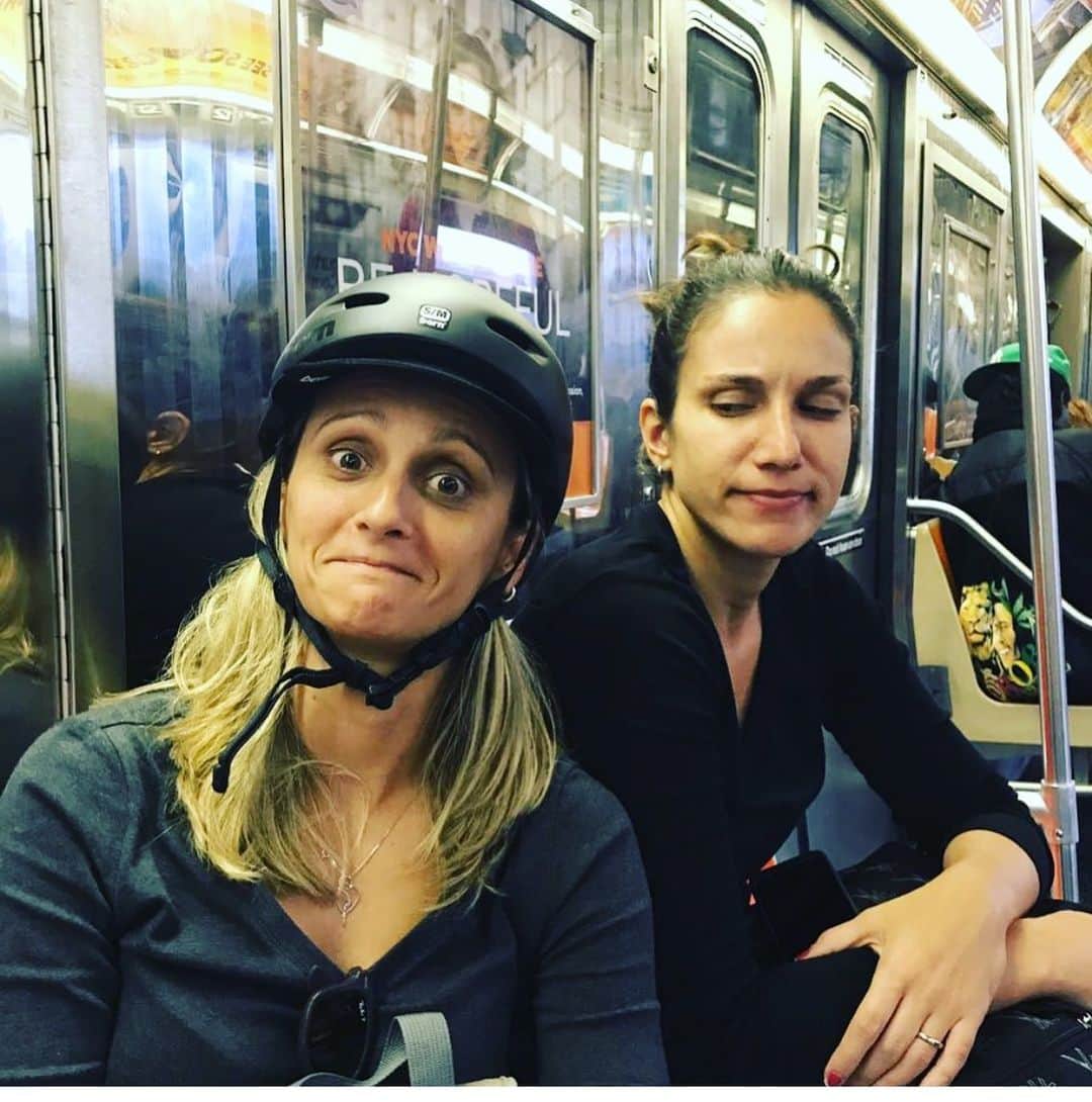 ファビアナ・オリベイラのインスタグラム：「Dia de celebrar! Ela é bem mais séria do que eu, mais tímida, é a que sempre diz: “deu né, amor”. Parceira de risadas, aventuras, aceita entrar no metrô comigo usando um capacete e ainda senta do lado, chopinho no BG, praia, altinha, pizza, brigadeiro, vinho e mta risada! Que seu dia seja especial como você! Parabéns, meu amor! @julia14silva」