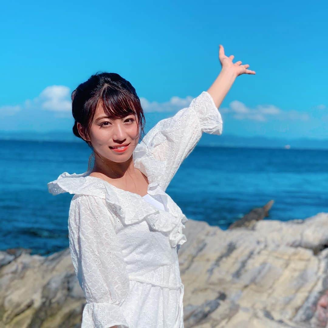 坂本遥奈さんのインスタグラム写真 - (坂本遥奈Instagram)「NHK BSプレミアム「釣りびと万歳」みなさん見てくれましたか？〜？🎣  二日間がっつり釣りロケ とてもたのしかったなぁ♪  ウツボの引き。凄すぎてびっくり。 ウツボに好かれるなんて 光栄ですね😗笑  次回は再びイシダイリベンジしたいなぁぁぁ🐟🎣 イシダイのお料理もどれもおいしかったぁ🤤  特典会終わりにほんの少しハルも生で見れました！見ながら特典会参加してくれたタフ民もいて嬉しかったなぁ🥳  三浦半島すごく素敵な場所でした♡ また行って釣りしたいなぁ〜🎣 #釣り#🎣#釣りびと万歳#イシダイ」10月11日 20時58分 - haruna_sakamoto_official