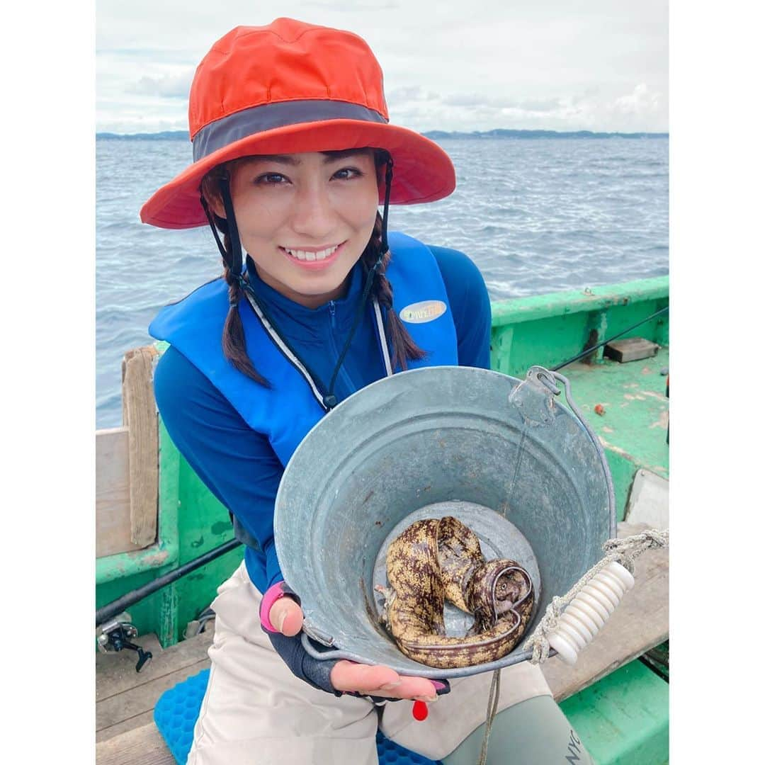 坂本遥奈さんのインスタグラム写真 - (坂本遥奈Instagram)「NHK BSプレミアム「釣りびと万歳」みなさん見てくれましたか？〜？🎣  二日間がっつり釣りロケ とてもたのしかったなぁ♪  ウツボの引き。凄すぎてびっくり。 ウツボに好かれるなんて 光栄ですね😗笑  次回は再びイシダイリベンジしたいなぁぁぁ🐟🎣 イシダイのお料理もどれもおいしかったぁ🤤  特典会終わりにほんの少しハルも生で見れました！見ながら特典会参加してくれたタフ民もいて嬉しかったなぁ🥳  三浦半島すごく素敵な場所でした♡ また行って釣りしたいなぁ〜🎣 #釣り#🎣#釣りびと万歳#イシダイ」10月11日 20時58分 - haruna_sakamoto_official