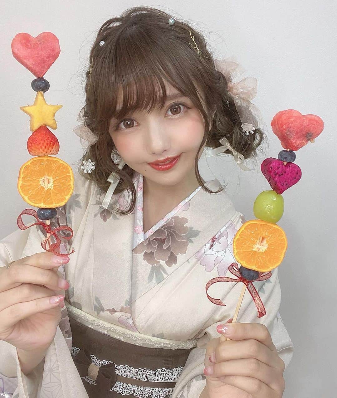 遠藤 玲奈 /endo renaのインスタグラム：「💌🌟🍊🍇🍉 羊ヘアです🐏 明日からまたがんばりましょう☺︎ . #袴 #ヘアアレンジ #浴衣ヘア #着物ヘア #浴衣女子 #浅草さわだ屋 #巻き髪 #和装 #和服 #着物ヘア #浴衣コーデ #着物コーデ #サロンモデル #浴衣レンタル #インナーカラー #アッシュ #グレージュ #袴ヘア #秋コーデ #エプロン」