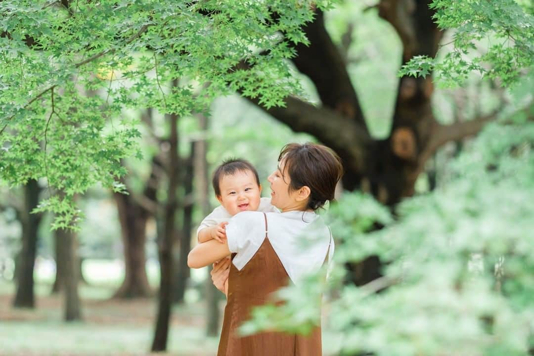 Photream-こどもと家族の成長写真-さんのインスタグラム写真 - (Photream-こどもと家族の成長写真-Instagram)「. 緑の中でお子様の自然な表情をパシャリ📸✨ フォトリのカメラマンにお任せください🤓 . 【七五三先行受付開始】 本日23：59までのお申し込みで、撮影料金が1,000円引き！ 詳しくは、プロフィールのキャンペーン詳細をチェック👘 @photream_753_omiyamairi  では、七五三のギャラリーがご覧いただけます！ --- 【プレミアムプラン】 👑1回記念プラン👉お好きな場所に出張撮影　24,800円 データ100枚以上 👑3回成長プラン👉2.5回分の撮影料金で、3回撮影！　59,800円 データ100枚以上　 ※お宮参りや七五三も対応可能✨ごきょうだいで撮影をシェアしても大丈夫なので、家族の成長ストーリーをお得に撮影できます💪 --- @photream_college  で撮影テクニック公開中✨ 是非チェックしてみてください🥰🙌🏻 --- #フォトリ  #バースデーフォト  #家族写真のすすめ  #出張撮影 #ロケーションフォト #関東ママ #関西ママ #ハーフバースデー #フォトスタジオ #ママカメラ #新米ママ #令和2年ベビー #赤ちゃんのいる暮らし #2020生まれ #インスタキッズ #ママリ #コドモノ #子どものいる暮らし #令和ベビー #女の子ママ #男の子ママ #おしゃれきっず #キッズコーデ #姉妹コーデ  #ままのて #バースデーフォト撮影 #女の子ベビー ＃#カメラマン  #家族写真 #コスモス」10月11日 21時00分 - photream_com