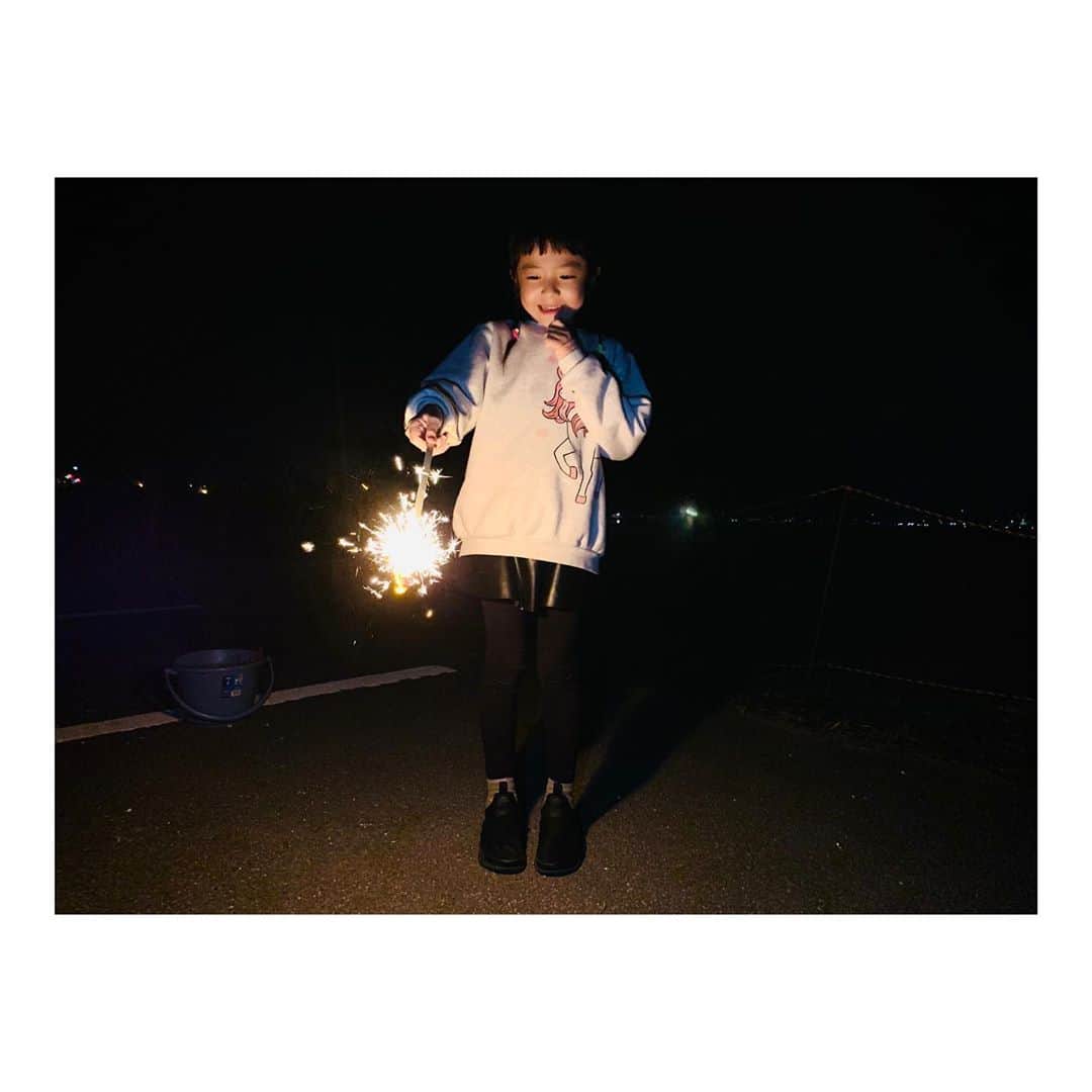 肥野竜也のインスタグラム：「【花火】﻿ ﻿ ﻿ 今年最初で最後??の花火✨﻿ 娘がやりたがってたので出来て良かった〜﻿ 良い思い出になりました😆👍﻿ ﻿ ﻿ #肥野LIFE﻿ #肥野TRAVEL﻿ #肥野ファミリー﻿ #家族旅行﻿ #GoToキャンペーン﻿ #いつもと違う長野﻿ #花火」