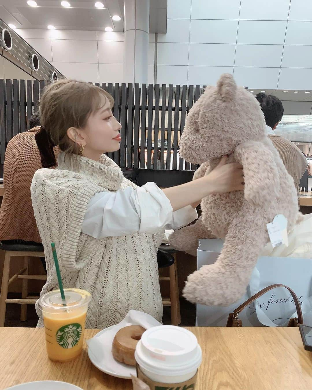 りえさんのインスタグラム写真 - (りえInstagram)「ジェラピケのクマさん🧸🤎 本当に嬉しいプレゼントもらった🎁 嬉しすぎて、そっこう可愛がっておる🐻💗🧸  クマさんの靴下も可愛すぎてやばい🐻  @paopao_0721 ありがとう👏🏻👏🏻👏🏻 ベビと大切に使います👶🏻🐻💗  #ジェラピケ#ジェラートピケ#gelatopique#クマ#テディベア#ベビーグッズ#出産準備#出産祝い#マタニティライフ#初マタ#初マタニティ」10月11日 21時02分 - ririri060800