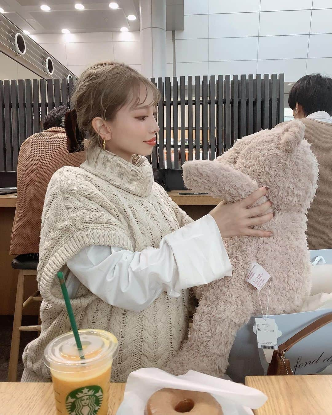 りえさんのインスタグラム写真 - (りえInstagram)「ジェラピケのクマさん🧸🤎 本当に嬉しいプレゼントもらった🎁 嬉しすぎて、そっこう可愛がっておる🐻💗🧸  クマさんの靴下も可愛すぎてやばい🐻  @paopao_0721 ありがとう👏🏻👏🏻👏🏻 ベビと大切に使います👶🏻🐻💗  #ジェラピケ#ジェラートピケ#gelatopique#クマ#テディベア#ベビーグッズ#出産準備#出産祝い#マタニティライフ#初マタ#初マタニティ」10月11日 21時02分 - ririri060800