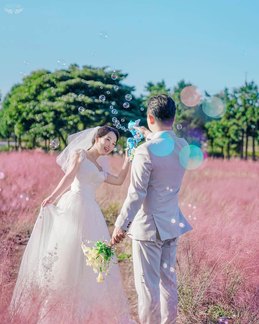 プレ花嫁の結婚式準備サイト Marry マリー さんのインスタグラム写真 プレ花嫁の結婚式準備サイト Marry マリー Instagram お花畑の中で ふたりでバブルシャワー バブルガン を ローションフォトの小物に持っていきたくなります