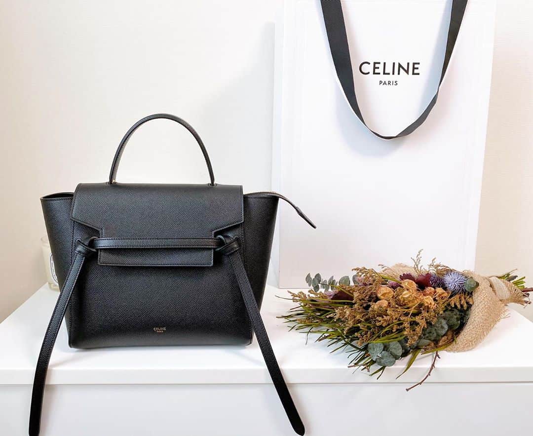 のインスタグラム：「ついに憧れのCELINEお迎えする事ができました👜🧡  結婚記念日を毎年祝う夫婦じゃないのですが、無事に結婚6周年を迎えたのと私の誕生日もあったのでパパからプレゼントしていただきました😍🎁  子どもの学校行事やちゃんとしたイベント事だけでなく普段のカジュアルなシーンでも使えるベルトバッグにしました✨ これから息子の卒園式や入学式もあるし、いつか娘に譲れるように大事に長く使いたいと思います🥺💕  #セリーヌ #ベルトバッグ #ベルトバッグマイクロ #大人バッグ #ママバッグ #結婚記念日プレゼント #ママ #2児ママ #男の子ママ #女の子ママ #2人育児 #ママファッション #ママコーデ #ママライフ #celine #beltbag #mama #2kidsmom #mamalife」