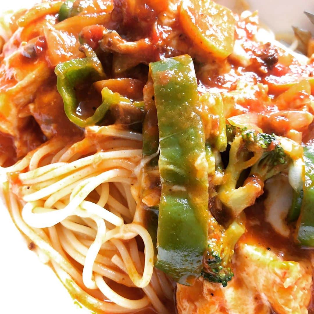 中村譲さんのインスタグラム写真 - (中村譲Instagram)「日曜日のお昼はだいたいパスタ。 自家製トマトソースに特製のタレにムネ肉を3日寝かせると柔らかくて食べやすい！ #ホームメイドクッキング  #トマトソースパスタ  #具はお好きにトッピング  #sundaylunch #homemadecooking #tomatosauce #pasta #chikenbreast #vegetables」10月11日 12時12分 - joechan1515