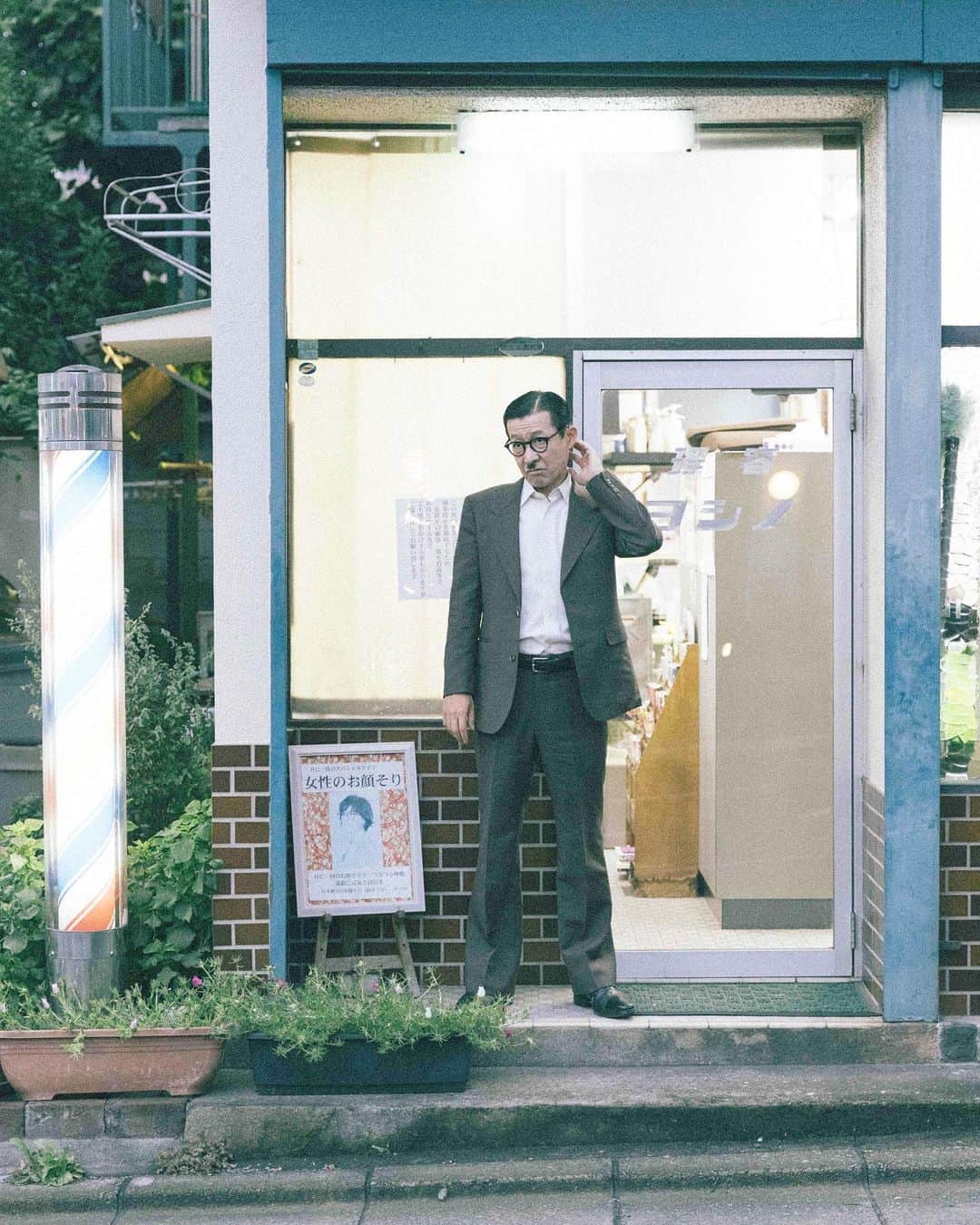 のインスタグラム：「刈り上げすぎた気がする #岩井ジョニ男 #ジョニ男 #ジョニスタグラム #jonistagram #イワイガワ #浅井企画 #サラリーマン #whitecollarwork #ninetofiver #東京 #tokyo #西東京 #田無 #散髪 #理容院 #かりあげクン #植田まさし #オイルショック #岩井眼鏡店 #km01 #vintage_gentry  #ビンテージオーダースーツジェントリー  #instagram  #instagood  #model #cool #cooljapan」