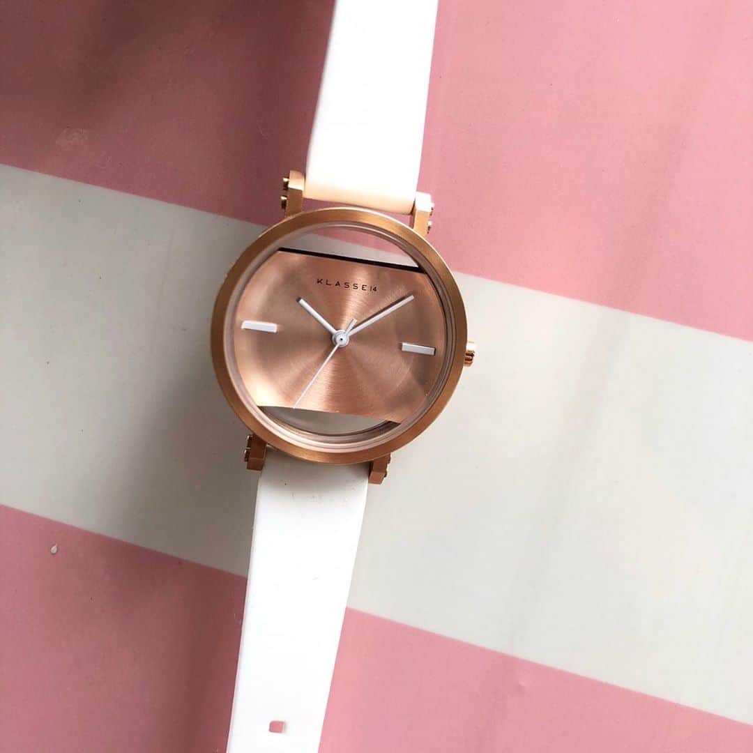 のインスタグラム：「こんにちは！﻿ 本日はこちらをご紹介します♪﻿ ﻿ スケルトンの文字盤が特徴のIMPERFECT SQUARE。﻿ これからのシーズン、ニットに重ねて透けさせてもかわいいです♡﻿ ﻿ 珍しいデザインながらもシンプルなので、フォーマルにもカジュアルにも合わせやすいのが嬉しいですよね☺︎﻿ ﻿ ストラップはレザーとシリコンの2種類ついてくるので、シーンに合わせてお付け替えください♪﻿ お色違い、サイズ違いもあるので、ペアウォッチとしても人気！﻿ ﻿ 大変お求めやすくなっておりますので、是非店頭にてご覧ください☆﻿ ﻿ IMPERFECT SQUARE Rose Gold 32mm﻿ ﻿ #ordinarilyunique﻿ #KLASSE14 #クラスフォーティーン﻿ #IMPERFECT﻿ #Rosegold﻿ #watch #時計 ﻿ #shibuya #渋谷 ﻿ #flagship #フラッグシップ ﻿ お問い合わせに関しましては、SHOPまでお電話ください。﻿ SHIBUYA FLAGSHIP STORE﻿ ☎︎03-6433-5400ある」