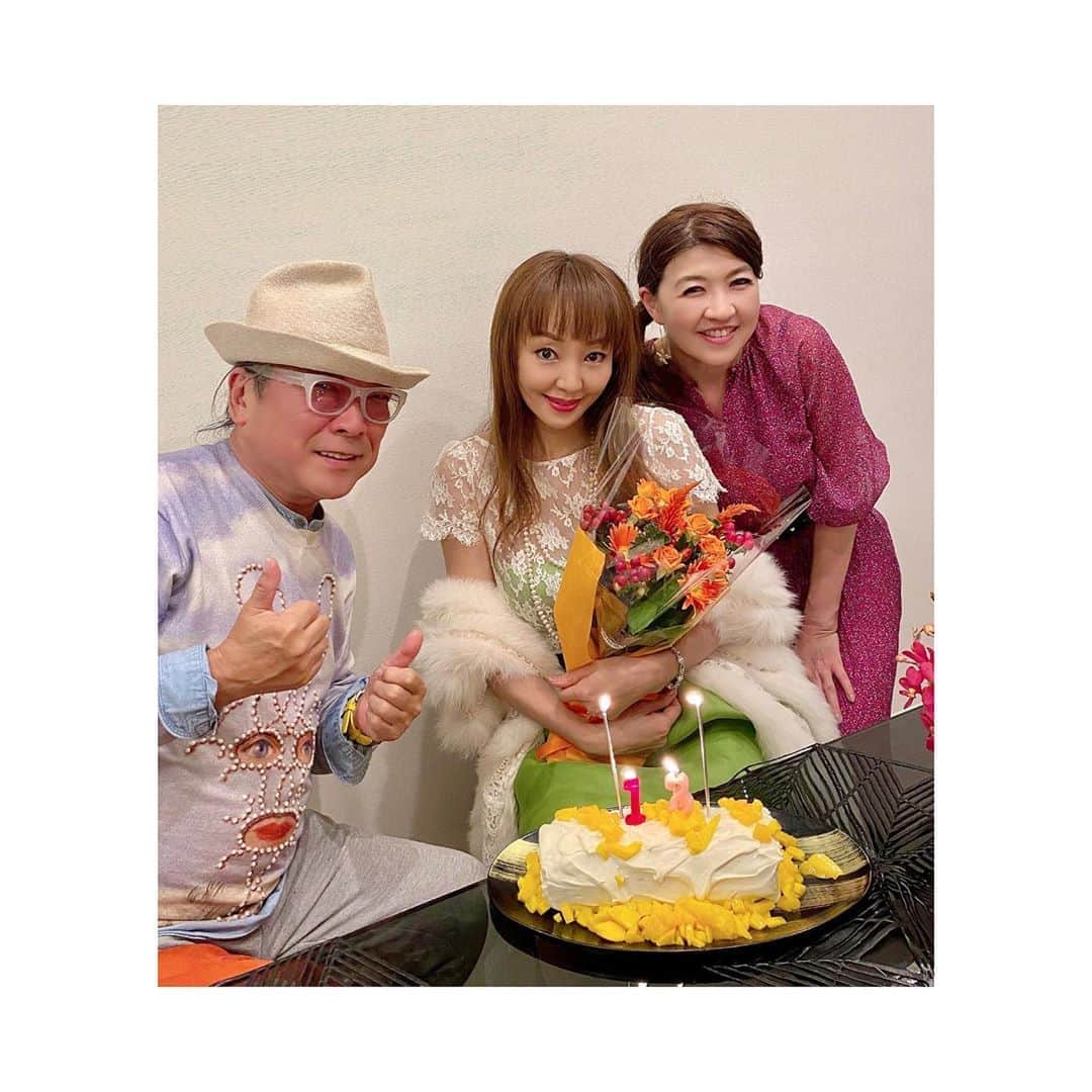 神田うのさんのインスタグラム写真 - (神田うのInstagram)「@emisugiyama530 さんのご自宅で、お食事&お打ち合わせをしていたドンちゃま💕 @donkonishi1009 の70歳のバースデーのお祝いに、娘を寝かしつけた後サプライズで行って参りました🤣 もちろんサプライズは大成功🤣❣️ 私の結婚記念日の翌日がドンちゃま💕のお誕生日🎂🎉👏 お祝いに駆け付けたのに、逆に結婚13周年のお祝いをサプライズでされて、ビックリでした❣️ 絵美さんありがとう❤️ そしてドンちゃま💕益々パワフルに素敵な70代を過ごしてね❤️  #ドン小西 先生#70歳#古希#お誕生日#おめでとう#おめでとうございます#サプライズ#逆サプライズ#ありがとう#感謝#神田うの#unokanda」10月11日 12時09分 - unokandaofficial