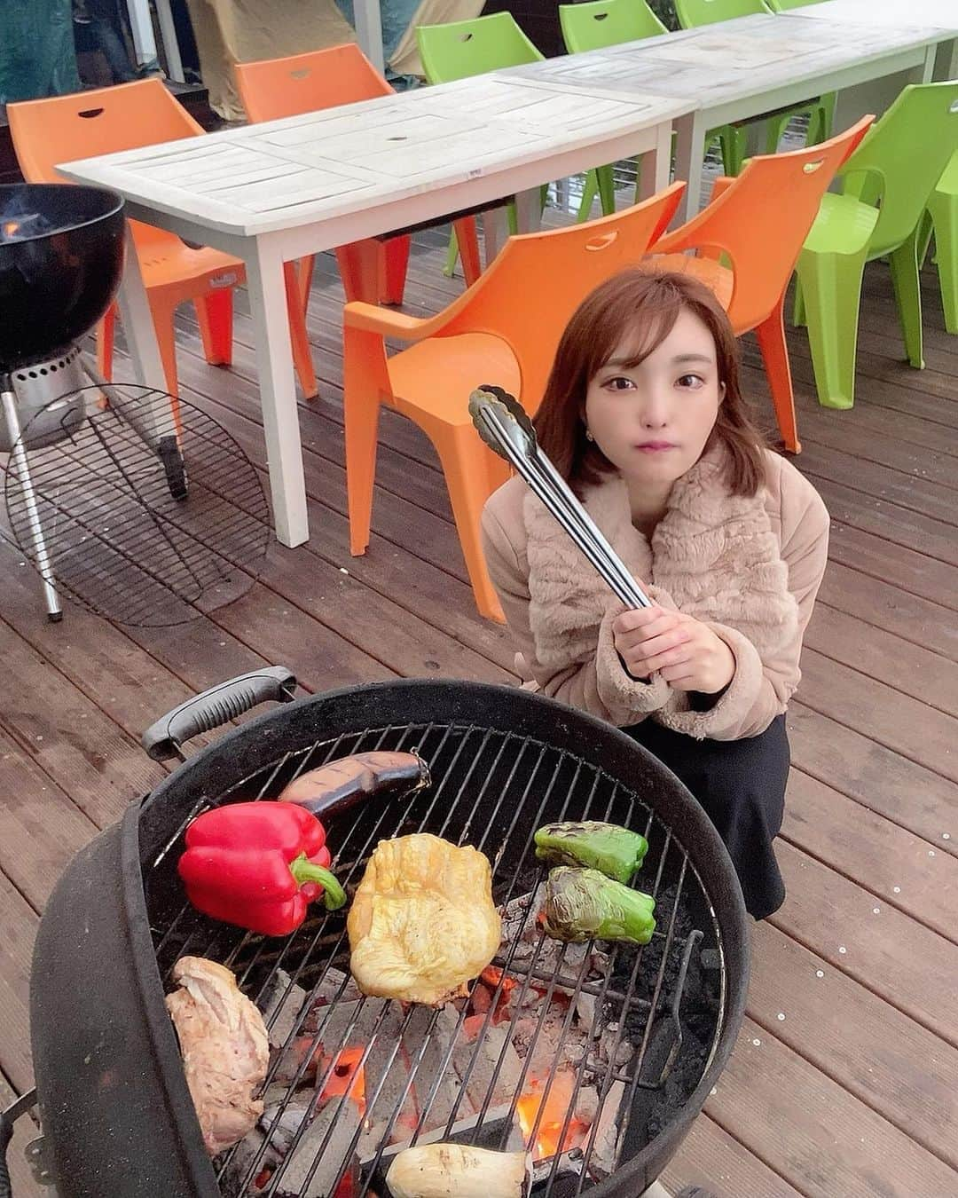 まいてぃ（粕谷まい）さんのインスタグラム写真 - (まいてぃ（粕谷まい）Instagram)「もことBBQしてきました😋🍖🔥 ・ ・ ・ あいにくの雨でちょっと寒かったけど、屋根もあってお肉焼いてたら暖かくなってきて楽しかったです✨！ ・ ・ 毎日豊洲から新鮮な魚介を仕入れてるんだって！お野菜もこだわっていてすっっごく美味しいBBQでした！！✨ ・ ・ ・ 手ぶらで行ってBBQ出来るなんて最高過ぎた🤤🤤🥕 ・ ・ ・ 今年はBBQ出来ないと思ってたから本当に嬉しいー♡♡ ・ ・ ・ スタッフさんが色々教えてくれたり手伝ってくれたので女の子2人でもクオリティの高いBBQ出来ました！！ @willdining_bbqtokyo さん、ありがとうございました♡♡ ・ ・ ・ ・ ・ ・ ・  #Willdining&BBQ #BBQ #ばーべきゅー #有明」10月11日 12時11分 - maity_0917