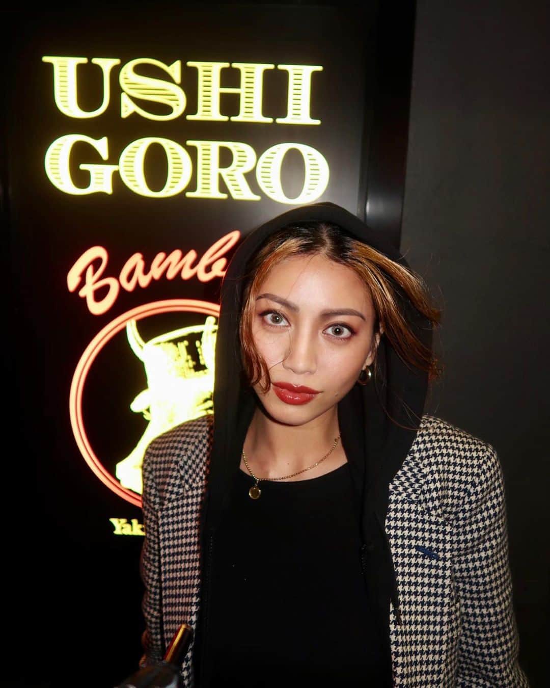 安部ニコルのインスタグラム：「#うしごろバンビーナ五反田 店へ🐮💕 季節のコースを頼みました！一言で言えば #お値段以上 👏🏻 本当に美味しかった！うしごろって高いイメージあったけど、ここの店舗はリーズナブルなのにお肉の質がよかった✨店内もお洒落だからデートとか女子会とかにも使えそう❤️❤️❤️ 投稿にはコースの中で一番美味しいと思った厳選赤身とフォアグラの包み焼きwith濃厚トリュフソースを載せときます🤤🥩💦  4枚目...笑  他の写真はストーリーにて✔︎  #ごちそうさまでした　#焼肉　#ニコ飯　#コスパ最高 #デート #ディナー」