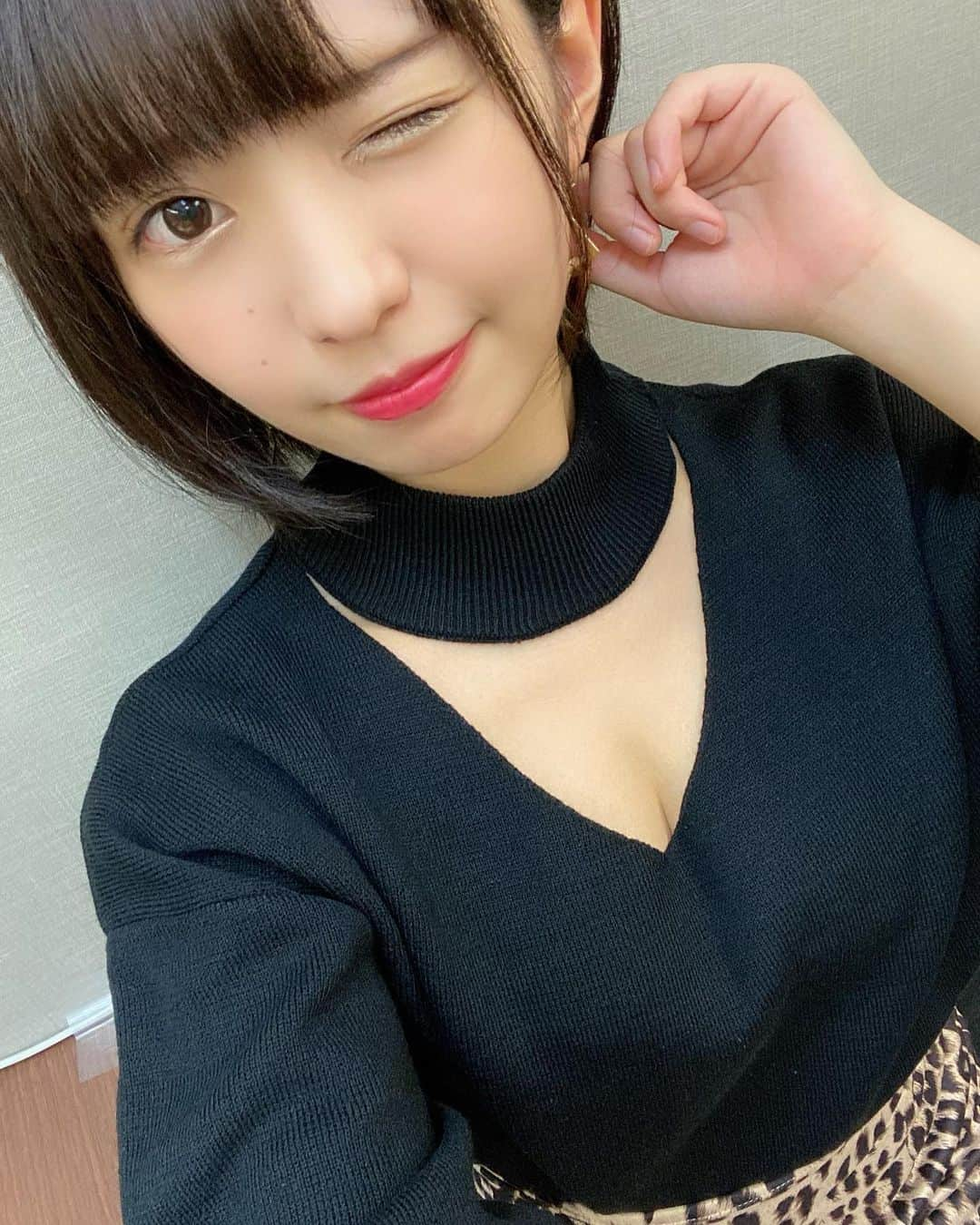 朝倉ゆりさんのインスタグラム写真 - (朝倉ゆりInstagram)「昨日はAKIHABARAバックステージpassにて 雑誌「JELLY」さんのモデル投票キャンペーンステージ ありがとうございました🌟 #ゆりんコーデ  昨日の私服のテーマは❤️大人ギャル❤️ ． トップスのチョーカーデザインミラノリブニットが 胸元ちょっぴりセクシー？で 豹柄のスカートと合わせちゃった🦁 ． この前はパンツスタイル👖だったので 今回はスカートにしてみたよ💕 ． #ゆりんこJELLY #エラバレシ #アイドル #私服 #ootd #fashion #model  #coordinate #오오티디 #패션스타그램 #데일리룩 #时装 #朝倉ゆり #아이돌 #모델 #扎心了 #예뻐요 #可愛 #晚上好 #私服 #求关注 #チョーカーデザイントップス」10月11日 12時18分 - eb_loverinko