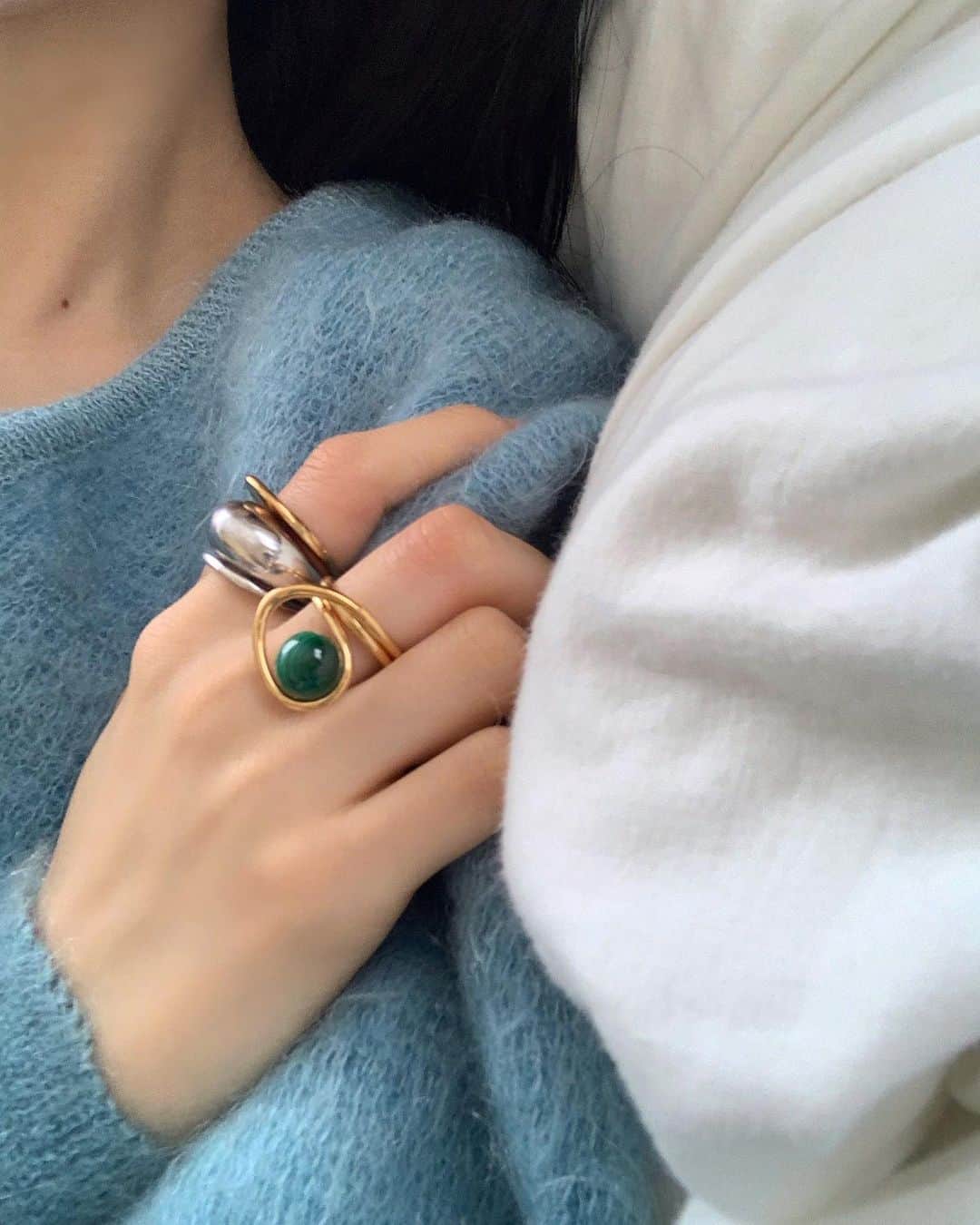佐藤優津季のインスタグラム：「New ring ✨ ゴールド＆フカミドリって最高最強にカワイイ🧃🥂 …ミドリかわいいなぁ #ring #jamiray ✨」