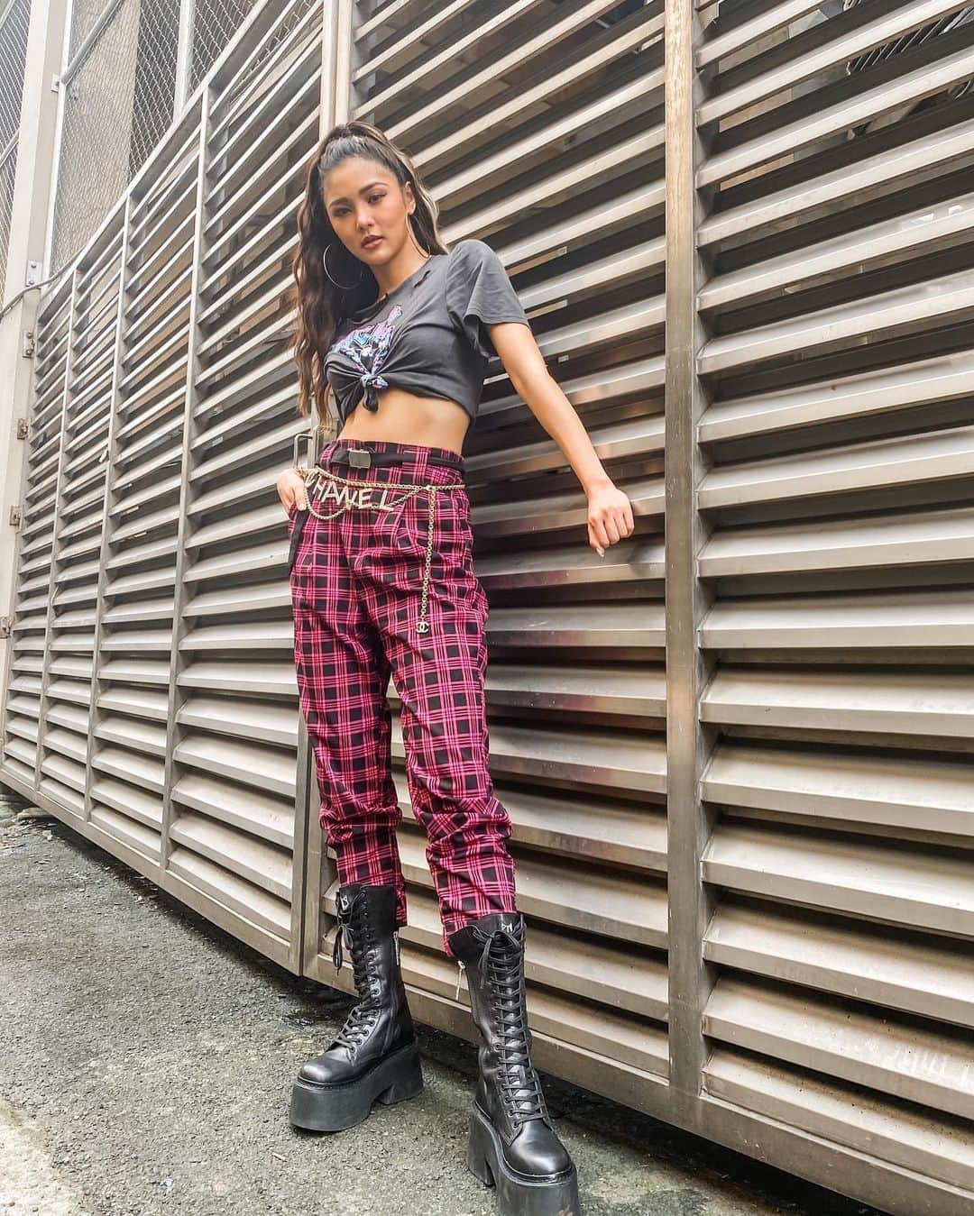 Kim Chiuさんのインスタグラム写真 - (Kim ChiuInstagram)「“Love is a drug that I quit No doctor could help when I'm lovesick.”🖤💗🎶. #lss . . Lewk yesterday!💡. Thanks chinibesh @adrianneconcept 😘 and @haidzfernandez 😘 happy sunday everyone!🌸」10月11日 12時32分 - chinitaprincess