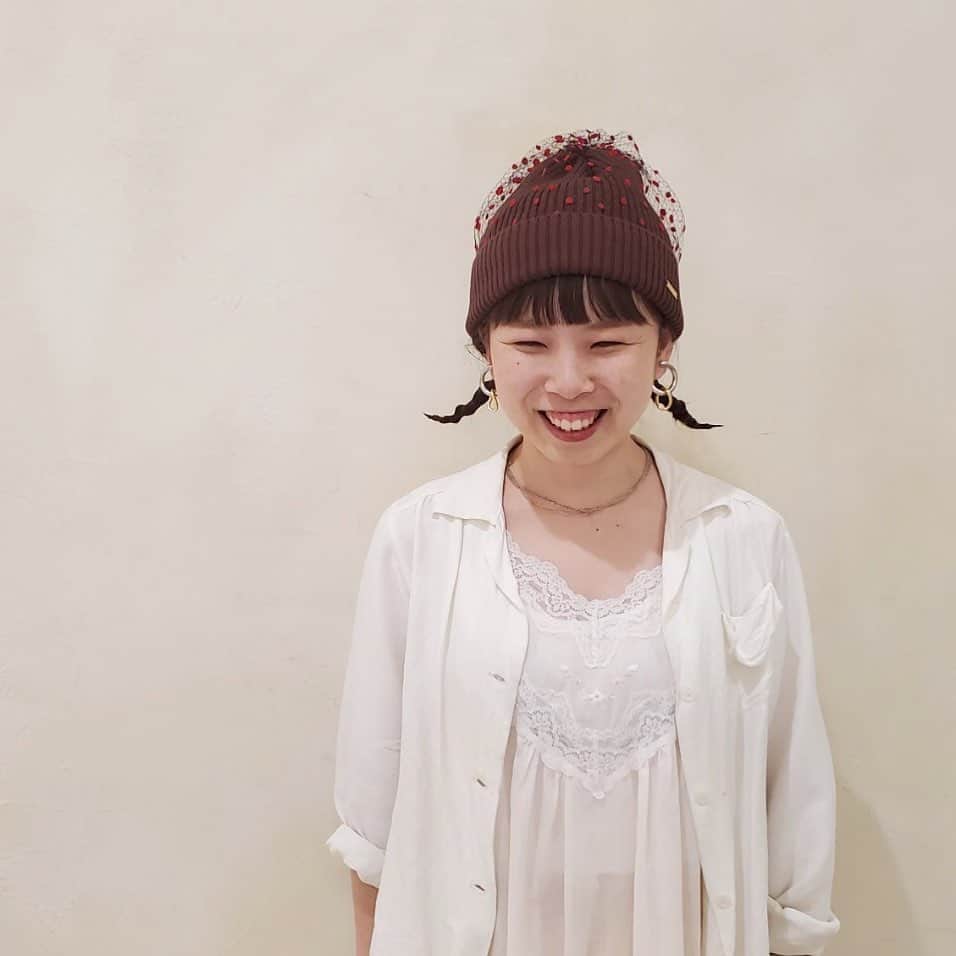 のインスタグラム：「⚪︎ 【recommend】 ・ 肌寒くなってきたのでそろそろニット帽をチェック。 昨年も人気だったマドレニットは 今年は軽い生地感で長い季節で楽しめます🐏 ・ ・ #カオリノモリ #kaorinomori #マドレニット #ニット帽 #チュール #秋 #ヘアアレンジ #instahat #coordinate #outfit」