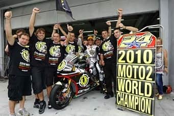 トニ・エリアスさんのインスタグラム写真 - (トニ・エリアスInstagram)「10-10-2010!!!! Today 10 years ago...My dream came true. Moto2 World Champion. Times fly..memories stays forever...in our hearts and brains!! Thanks again to all the people was behind this project..Friends forever..and of course my family amd best birthday present for my mom!!! Was a great season,lots of wins and fun work!!  @motogp  @gresiniracing  @fabrizio_cecco_cecchini  @moriwakiengineering  @raulsb8」10月11日 12時34分 - tonielias24