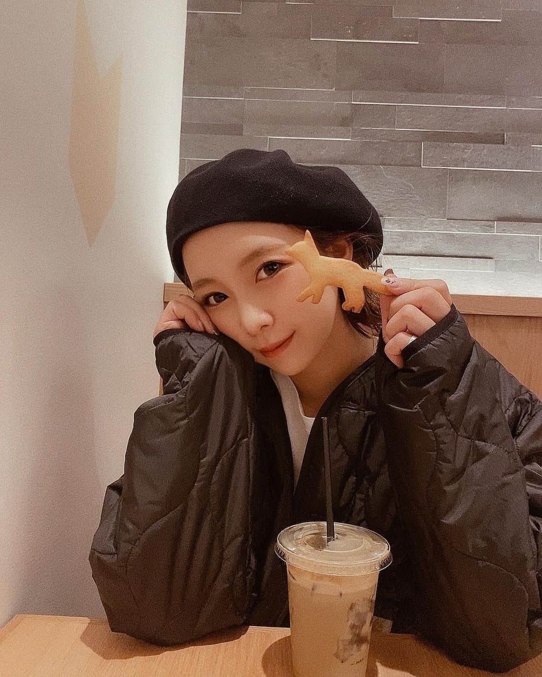 MIYUのインスタグラム：「正解は……🦊﻿ (前回の記事の答え)﻿ ﻿ ﻿ 頭から頂きました…🤤🙏🏻✨﻿ ﻿ ﻿ ﻿ 正解したかな〜〜？？　　﻿ ﻿ ﻿ ﻿ キツネさん、﻿ 美味しかったです🦊♩﻿ ﻿ ﻿ ﻿ ﻿ ﻿ 本日、14:00〜﻿ PLAY BALL⚾️﻿ ﻿ ﻿ ﻿ 今日勝ってホームゲームに﻿ 挑みましょう！！﻿ ﻿ ﻿ ﻿ バファローズへのご声援、﻿ 宜しくお願い致します。✨﻿ ﻿ ﻿ ﻿ ﻿ ﻿ ﻿ #オリックス #Bs2020 #BsGirls #オリ姫﻿ #野球 #プロ野球 #オリックスバファローズ #超革新系﻿ #野球女子　#野球好き　#京セラドーム大阪　﻿ #ほっともっとフィールド神戸　﻿ #カフェ　#ほうじ茶ラテ　#京都　#京都カフェ﻿ #baseball #ORIX #Buffaloes #BINNOVATION﻿ #MIYU #miyu_337  #🐼 ﻿ ﻿ ﻿」