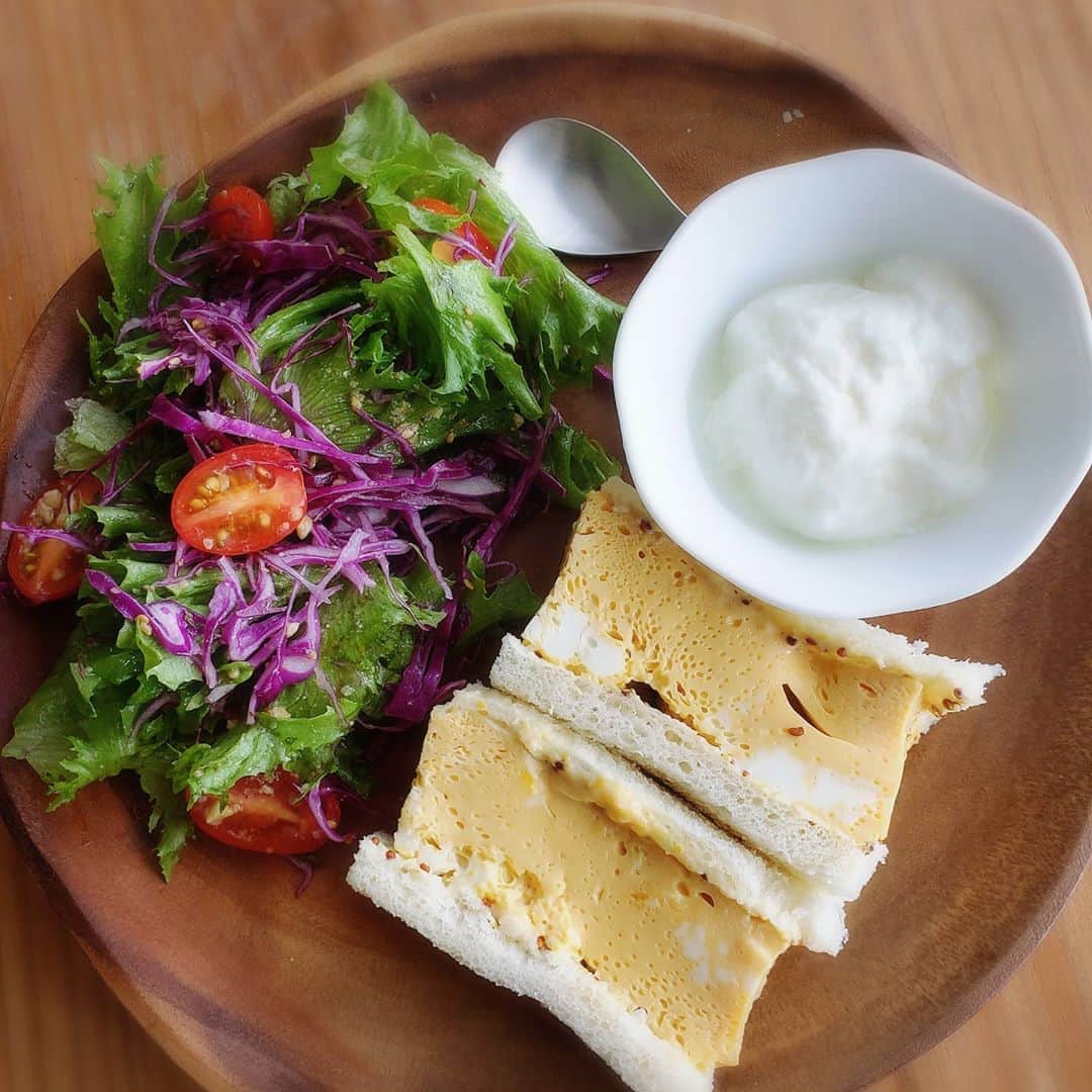 のインスタグラム：「#おうちカフェごはん #卵サンド #美味しい😋 #サラダ #ヨーグルト #cooking #lunch #egg #sandwich #salada」