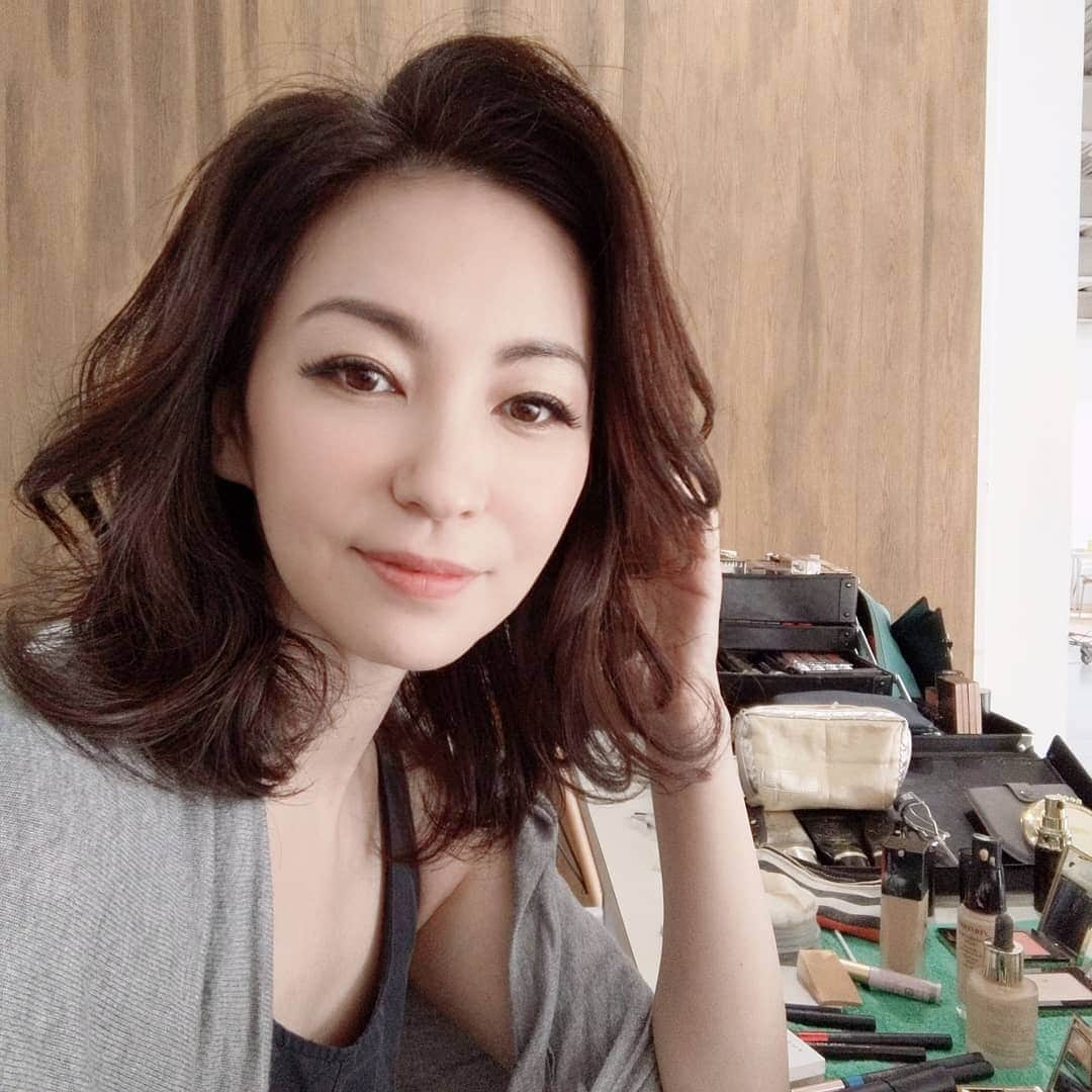 真山景子のインスタグラム：「#撮影 #楽しい #いつものみんな #鬼滅の刃 #息子の影響 🤣🤣🤣🤣🤣 #ソーシャルディスタンス #笑顔と体で表現 #でも無言w」
