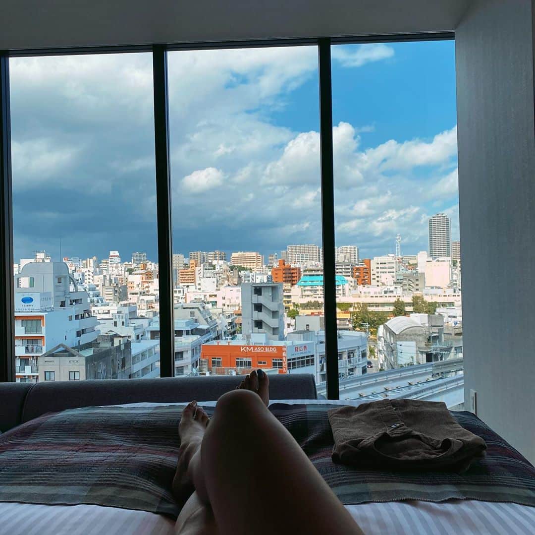 manaさんのインスタグラム写真 - (manaInstagram)「昨日泊まったホテルは、 @strata_naha  だよ🌴💙  まじで、景色が綺麗すぎて夜景も最高やった👏🏽  ガラス張りで、めっちゃ開放感ある🧜‍♀️  #沖縄#ホテル」10月11日 12時42分 - manaloha.k