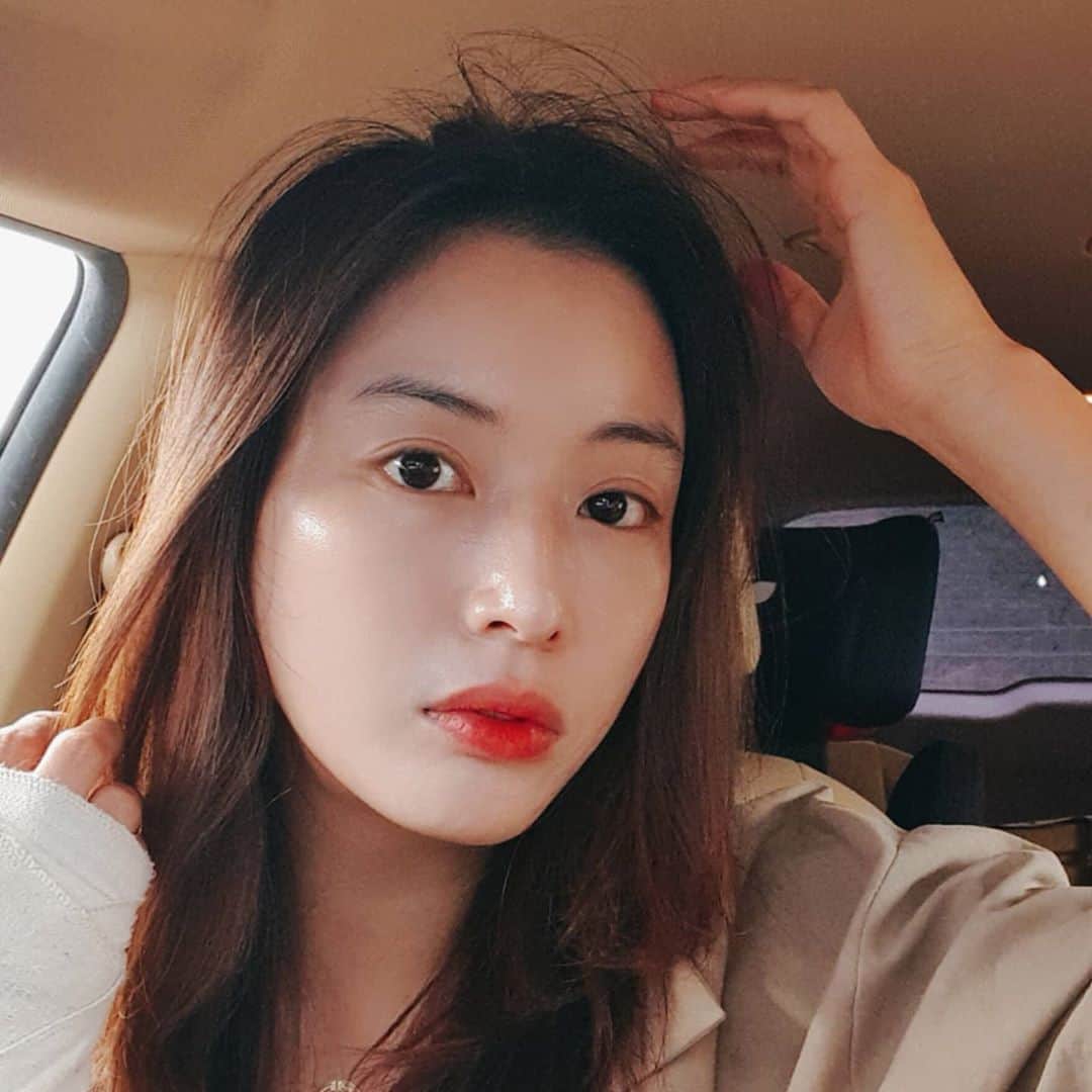 チョン・ダへのインスタグラム：「어제 배 뻥~터지게 먹고 자고 일어났더니 얼굴이 팅팅 부어있네요😵  부은 상태 그대로 서둘러 아들 축구수업 갔는데, 앞시간 수업 듣는 학부모님들이 꽤 많으시더라구요...😅 너무 몰골이 말이아니라 차에서 내리지도 못하고,  후다닥 뷰디아니 cc크림 바르고 립하나 슥슥 발랐다는....  처음부터 멀쩡했던 척......😁  #딸래in제주 #제주살이 #뷰디아니cc크림 #아들아입축구는그만 #침대축구도그만 #좀뛰어줄래? #먼길힘들그든 #서광서리fc」