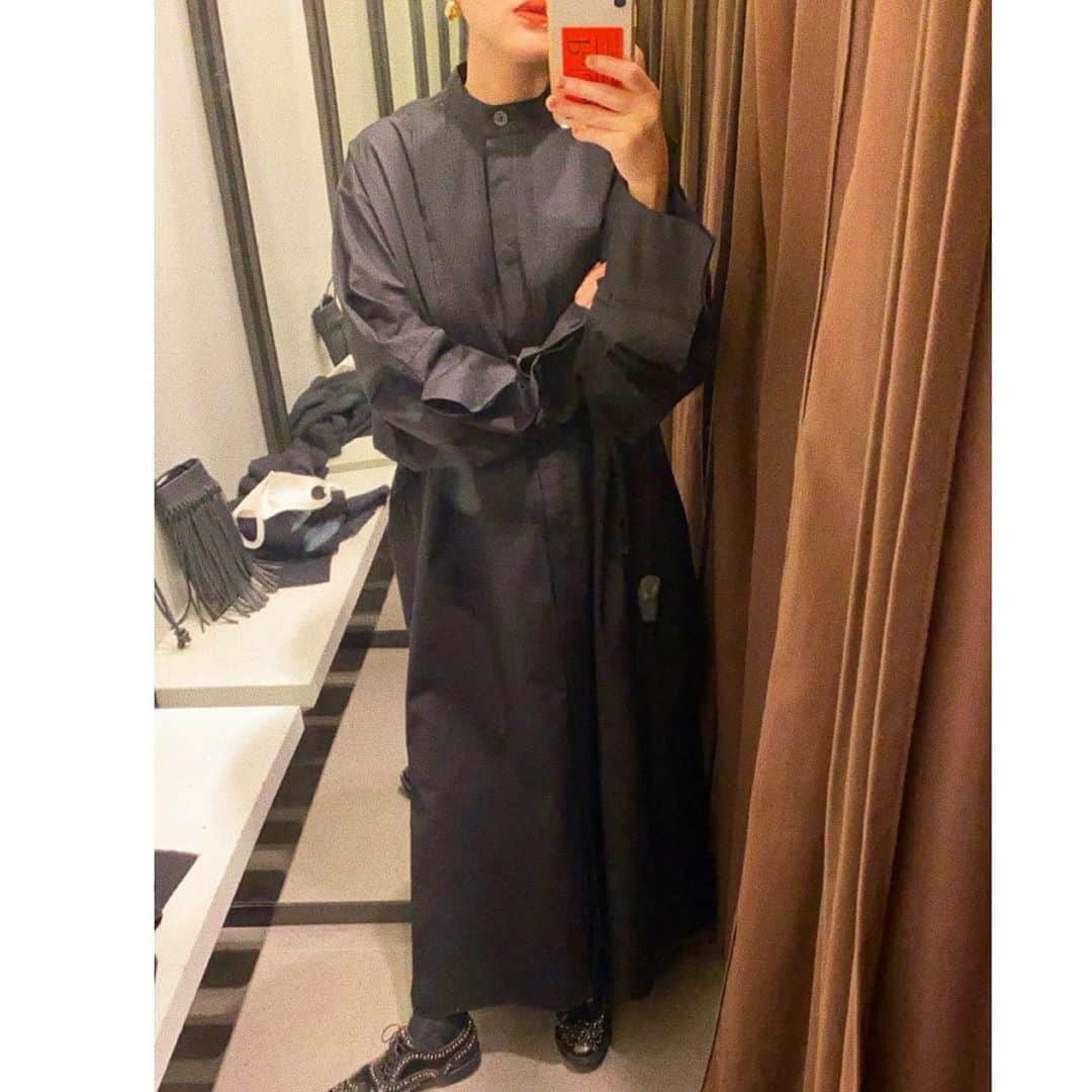 のインスタグラム：「ZARAで久しぶりにお買い物❤️ ネットで見てて丈問題が心配やったけどチビでも大丈夫やった❤︎ サイズは少し大きめのデザインかも？ サイドゴアのブーツに合わしても可愛いやろなー！ 最近モノトーンばっかり目にいく🤔 #zara#onepiece#キョンシー見たいゆわれた😡」