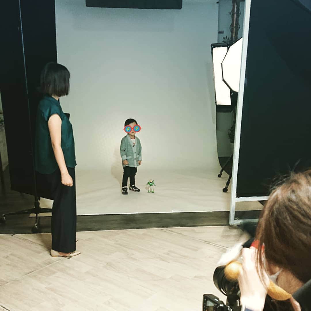 宮田愛子さんのインスタグラム写真 - (宮田愛子Instagram)「先日、伊勢丹写真室 浦和店で家族写真を撮りました😊 緊張して泣きそうに見えた息子、実は「たのしかった！」そう。  良いポーズを撮らんとしゃしゃり出る母。ステージママもとい、ただの親バカ。笑  #伊勢丹写真室」10月11日 12時56分 - miyata.aiko