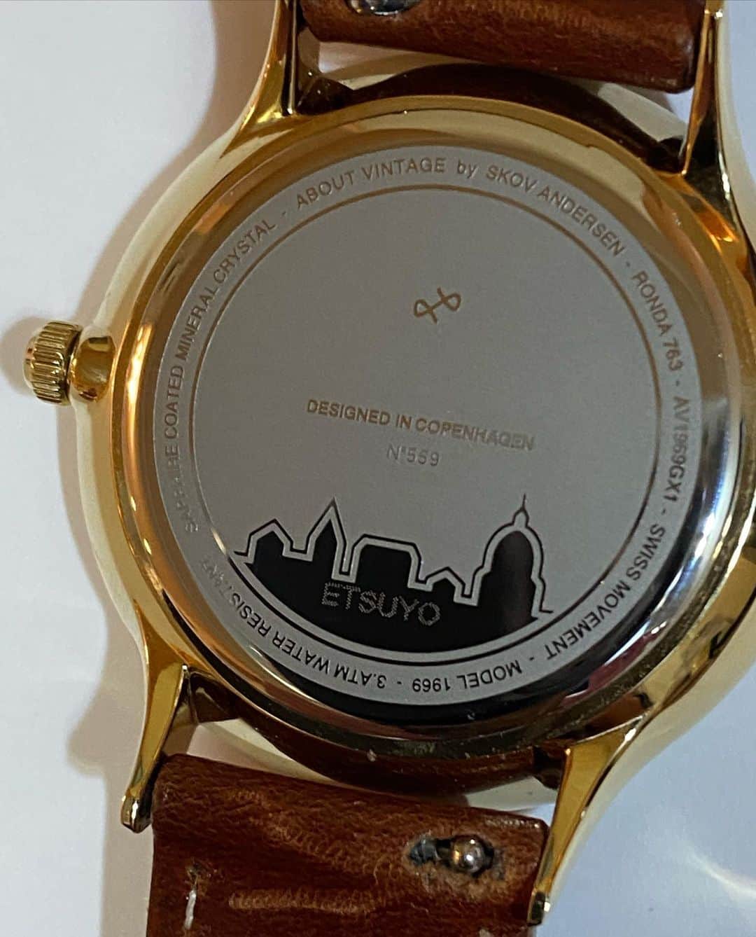 ImotoEtsuyo さんのインスタグラム写真 - (ImotoEtsuyo Instagram)「シンプルなだけではなく、　 ディテールと質にも こだわり抜いた ラグジュアリーデザインが特徴の 「ワンランク上の北欧デザイン 腕時計ブランド」 @aboutvintageofficial.japan   真に環境に優しい腕時計ブランドで About Vintageは カーボンニュートラルブランド。  鮮やかなブルーの文字盤、 替ベル付きで私はアイボリーを選びました。 付け替えてみたけど簡単にできました。  文字入れサービスもあり 私は名前を🎵最後の#pic をご覧下さい。  ・ ・ コペンハーゲンにあるAbout Vintage本店で  1つ一つ丁寧に刻印しているそう。  刻印入りの世界に1本 だけの特別な腕時計は プレゼントにも最適ですね♡  ストーリーズにリンク貼ってあるので チェックしてみて下さい。  @aboutvintageofficial.japan #Aboutvintage #アバウトヴィンテージ #腕時計 #腕時計コーデ #watch #カーボンニュートラル #手元くら部 #手元倶楽部」10月11日 12時51分 - bisuhada