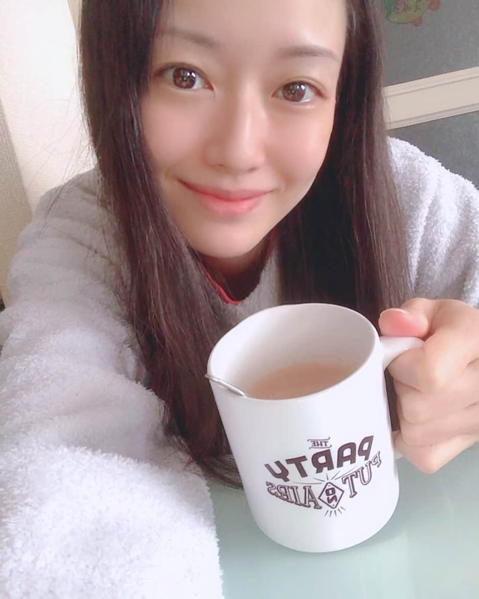 のインスタグラム：「冬になると  私の体の半分は  ココアになります💋  朝限定だけど😎  #ココア #cocoa #ホットココア #ホットチョコレート #カカオ #kakao   #吉山りさ 昨日血を抜いてからずっと眠い #sleepy #😴 #血が足りない #💉  #美容 #美肌 #アラフォー #すっぴん   欲しいファンデーションの色をどれにしようか悩みまくってて昨日からネット4時間以上見てる😂#コスメ #love   自分の顔の肌の色って 鏡でしか見られないから難い🕺🏽  腕と顔の色比べて  これかな〜明るすぎるかな〜💋  と探索chu🤗」