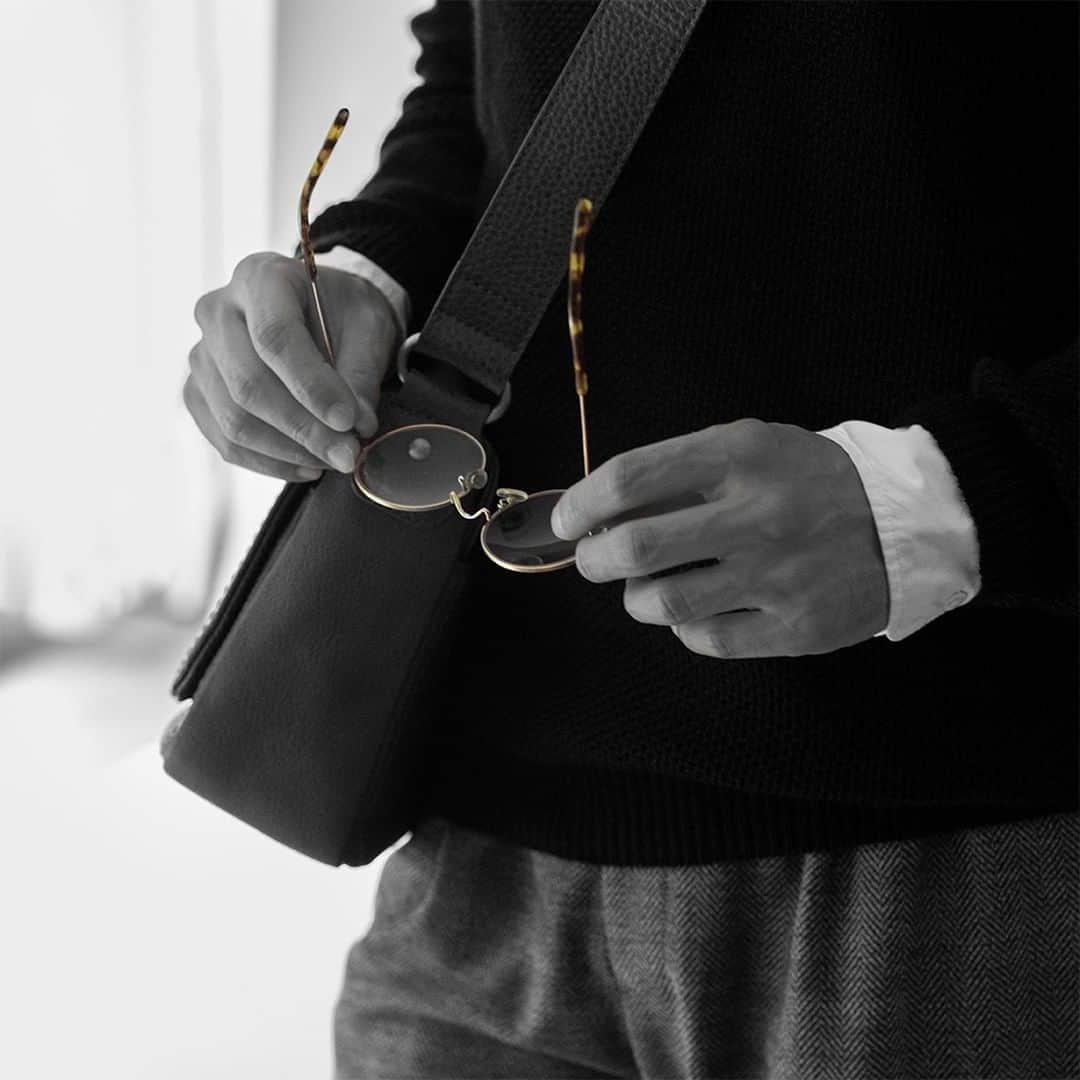 土屋鞄さんのインスタグラム写真 - (土屋鞄Instagram)「衣替えを機に眼鏡を新調しました。見た目はもちろん目に映るものも、どこか新鮮に感じます。 ・ #衣替え #土屋鞄 #土屋鞄製造所 #TsuchiyaKaban」10月11日 13時00分 - tsuchiya_kaban