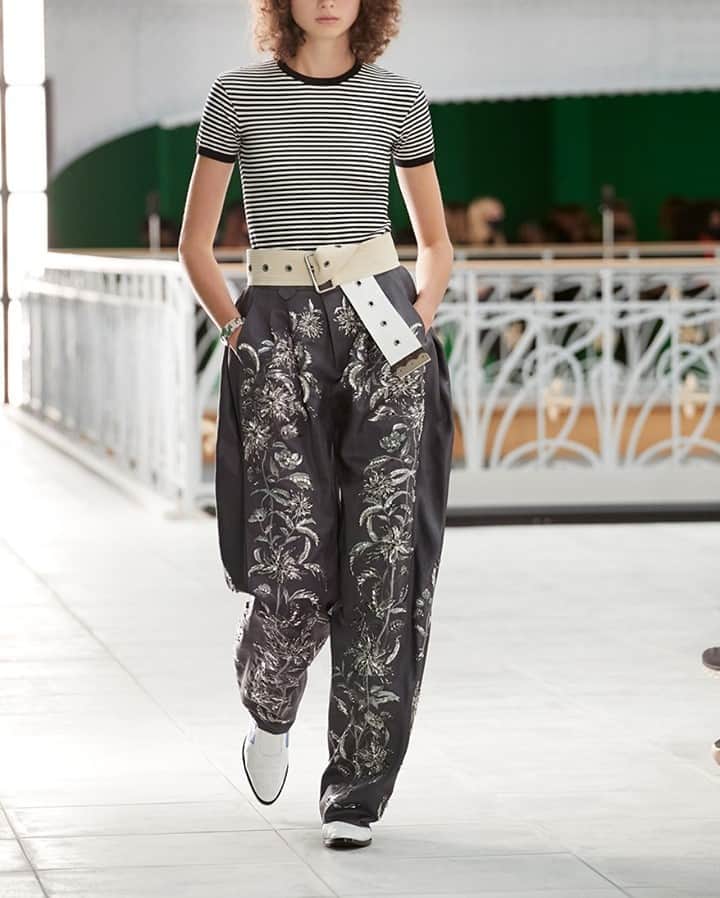 ルイ・ヴィトンさんのインスタグラム写真 - (ルイ・ヴィトンInstagram)「#LVSS21 Instinctual styling. A look from @NicolasGhesquiere’s latest #LouisVuitton Collection. See more from the Fashion Show at louisvuitton.com」10月11日 13時00分 - louisvuitton