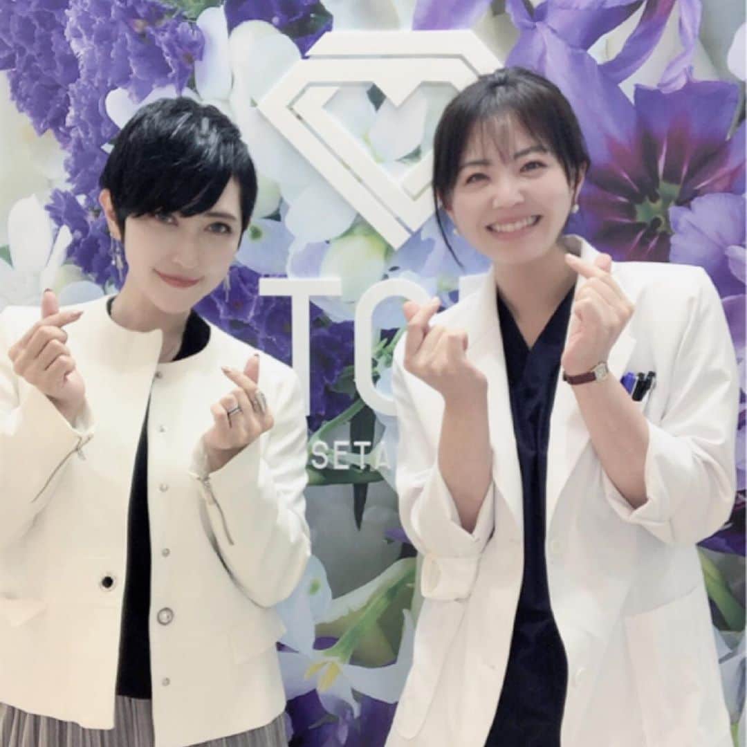 のインスタグラム：「. . . . . 目の下のクマ取りの経過を 診察してもらうために @tcbsetagaya  TCB東京中央美容外科世田谷院 @tcb.sotozaki  外崎麻里先生に会いに行ってきました♡ . . . もうなんの問題もなく 毎日のクマ隠しの時間が無くなり 有効に時間を使ってます♡ . . "私もやりたい"のお声が多く 同じ悩みを持っている方と繋がれたり とても嬉しく思います♡ . . . . 綺麗になって撮影も楽しくできて ２枚目のビフォーアフターが 衝撃ですww . . . だって上の岸部一徳のような 目の下のたるみは 加工アプリでフィルターかけてるのに このたるみです.... . . 下のは撮影カメラで撮ったもので しかもこの角度だったら 岸部が本領発揮するのに 無くなってる😳😳 . . 小学生くらいから元々目の下が 人の3倍は膨らんでて 出目金と虐められたこともありました。 . . . 綺麗になることを諦めない♡ 綺麗になるために努力する♡ . . これからもっともっと前向きに いろんなこと頑張ります♥️ . . . #美容整形ならtcb東京中央美容外科  #東京中央美容外科 #美容外科 #世田谷 #池尻大橋 #東京中央美容外科世田谷院  #外崎麻里 先生 #目の下のクマ取り #目の下のクマ #目の下のたるみ #目の下のたるみ取り #美容整形 #安倍晋三 #岸部一徳 #老け顔 #미용성형 #수술 #필러 #눈밑지방제거 #입꼬리필러 #입술필러 #쁘띠 #pr #綺麗は作れる #努力は必ず報われる . . . .」